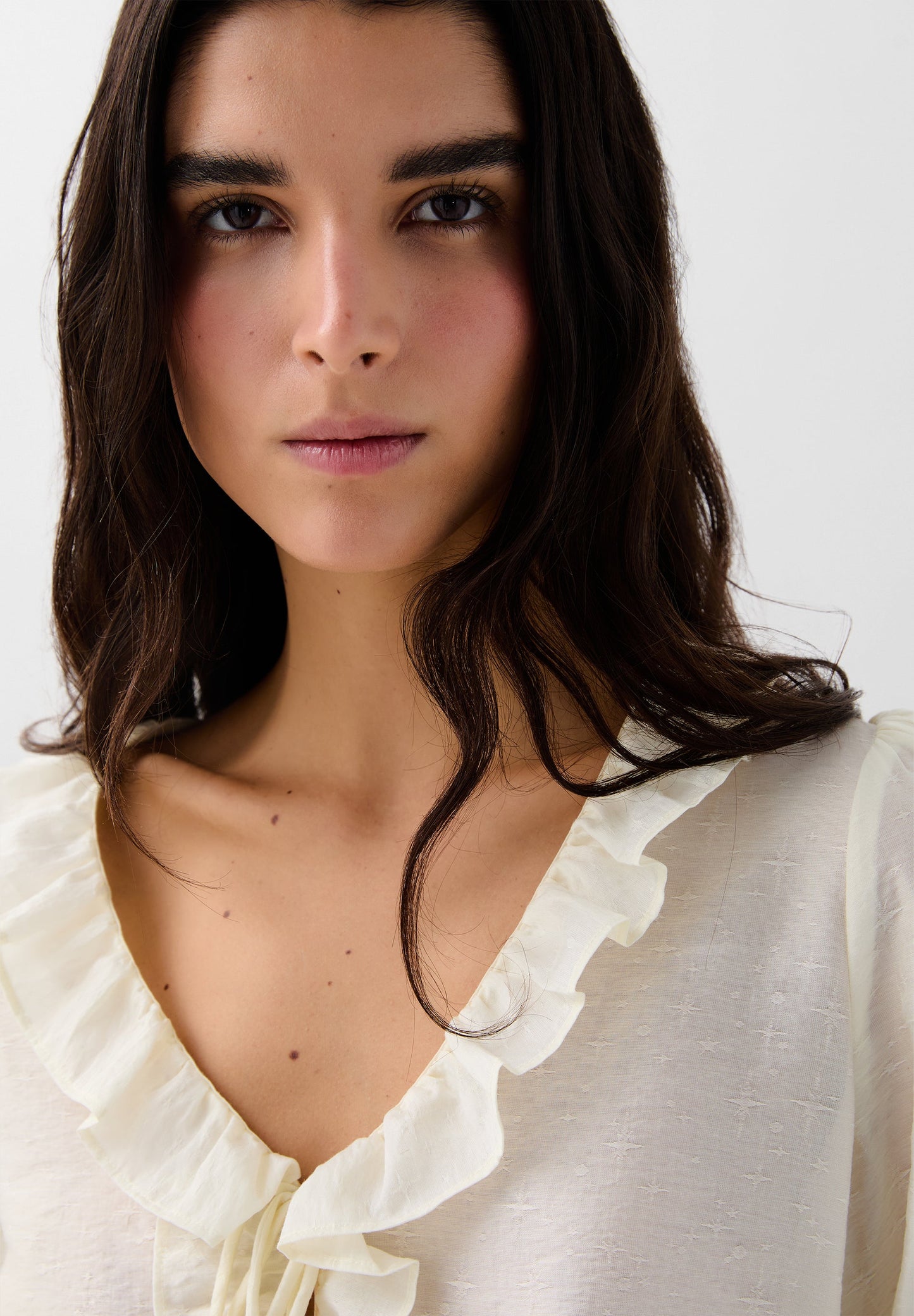 BLUSA COM FOLHOS E FRANZIDOS