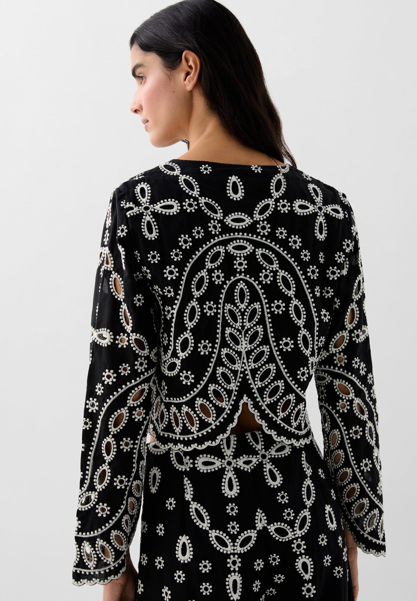 CAMISA COM BORDADOS A CONTRASTAR