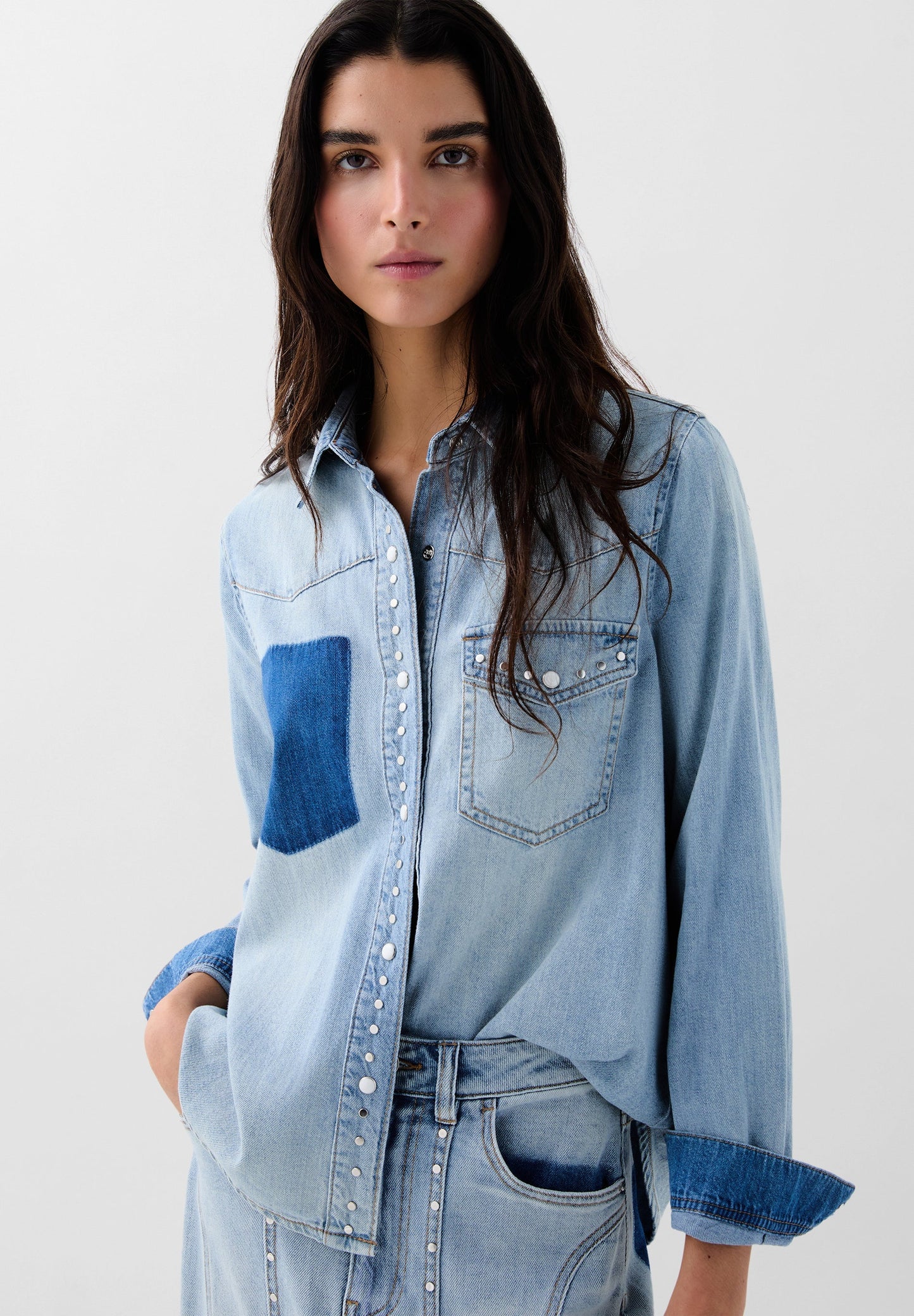 CAMISA DENIM COM BOLSO EM CONTRASTE