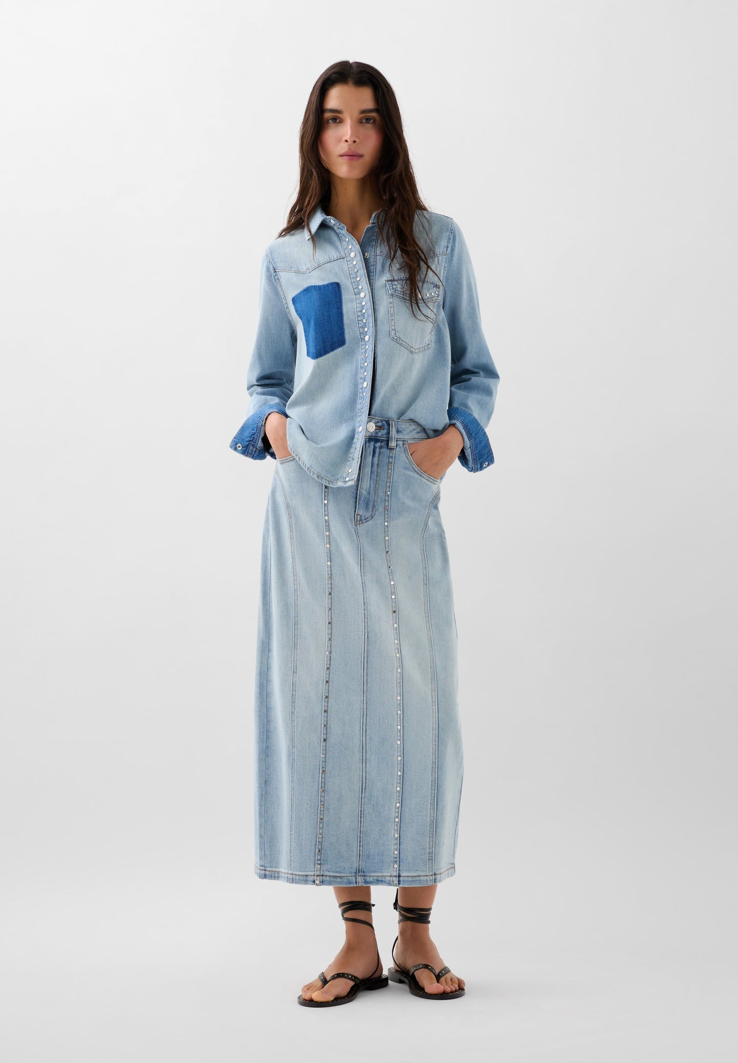 CAMISA DENIM COM BOLSO EM CONTRASTE