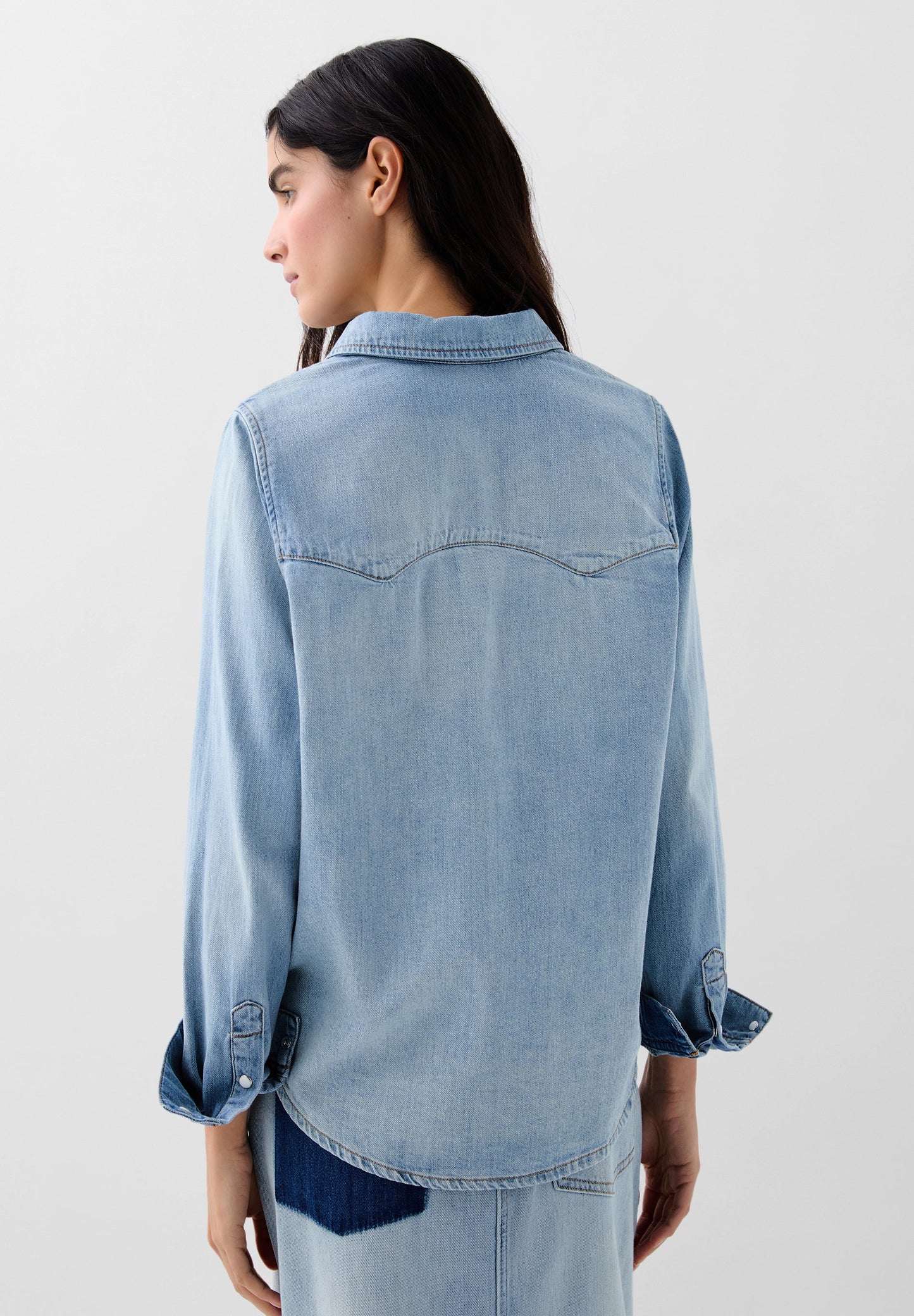 CAMISA DENIM COM BOLSO EM CONTRASTE