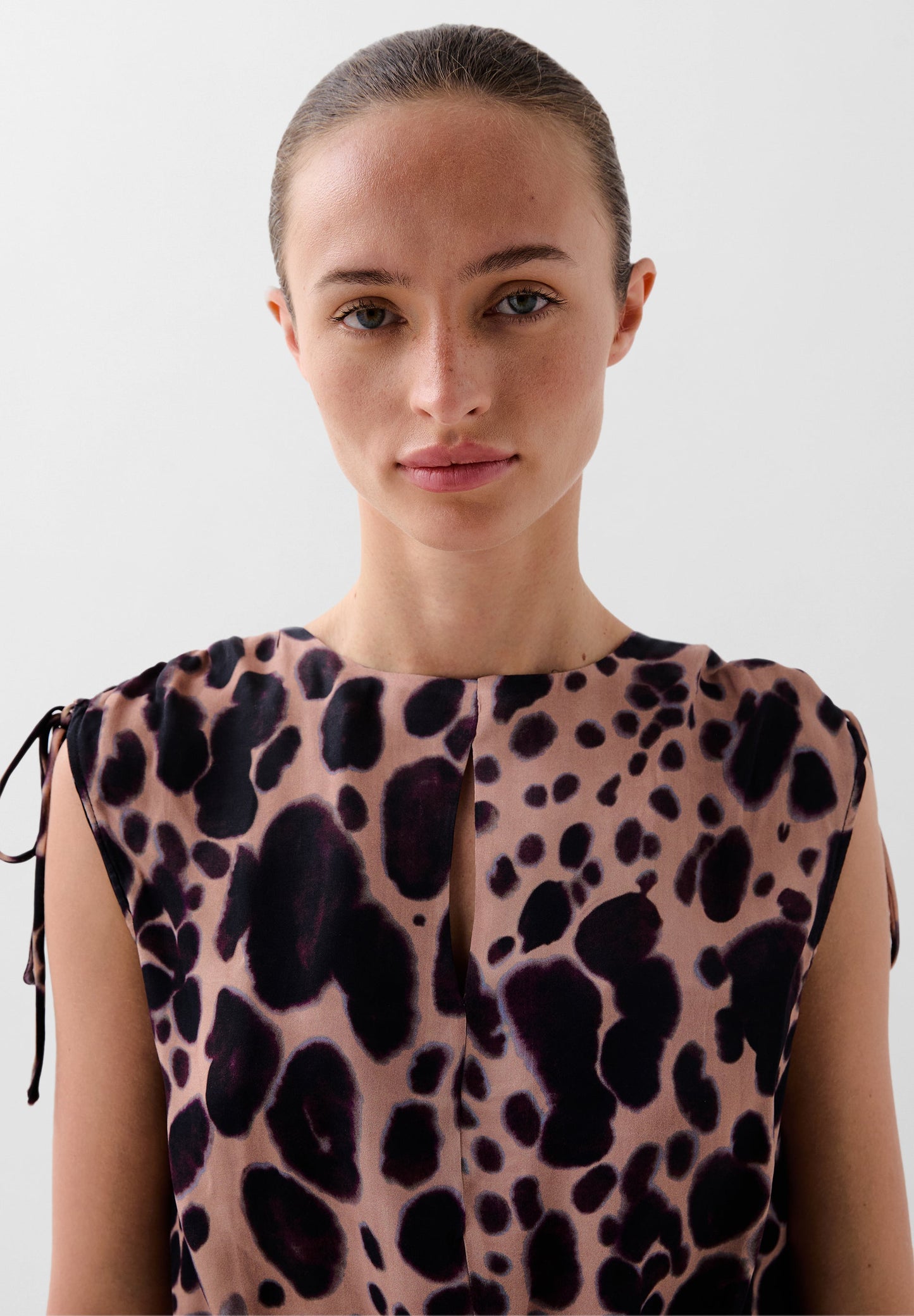 TOP FLUIDO COM ESTAMPADO ANIMAL