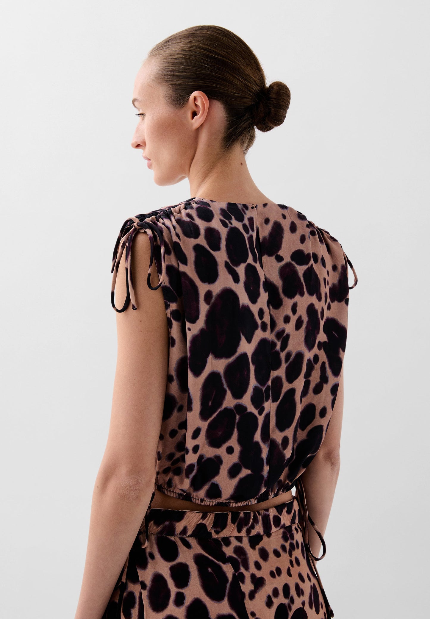 TOP FLUIDO COM ESTAMPADO ANIMAL