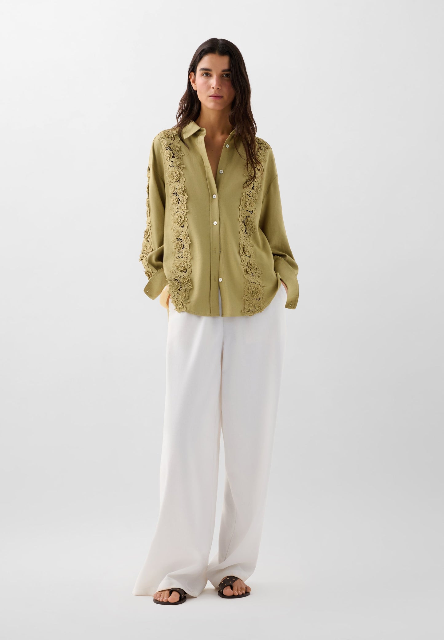 CAMISA COM DETALHES EM RENDA