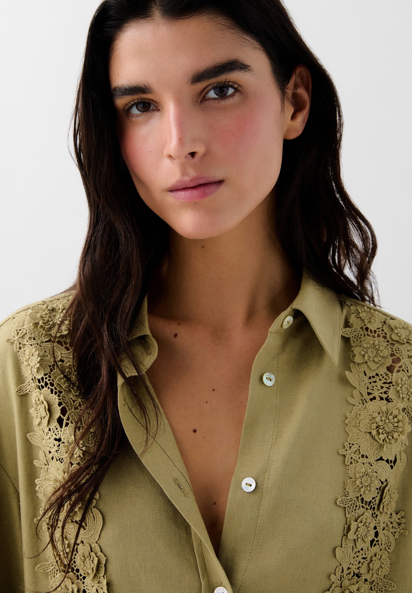 CAMISA COM DETALHES EM RENDA