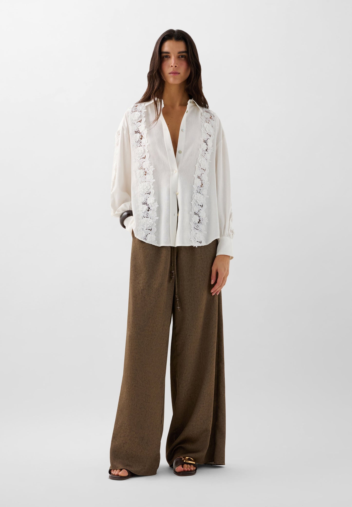 CAMISA COM DETALHES EM RENDA