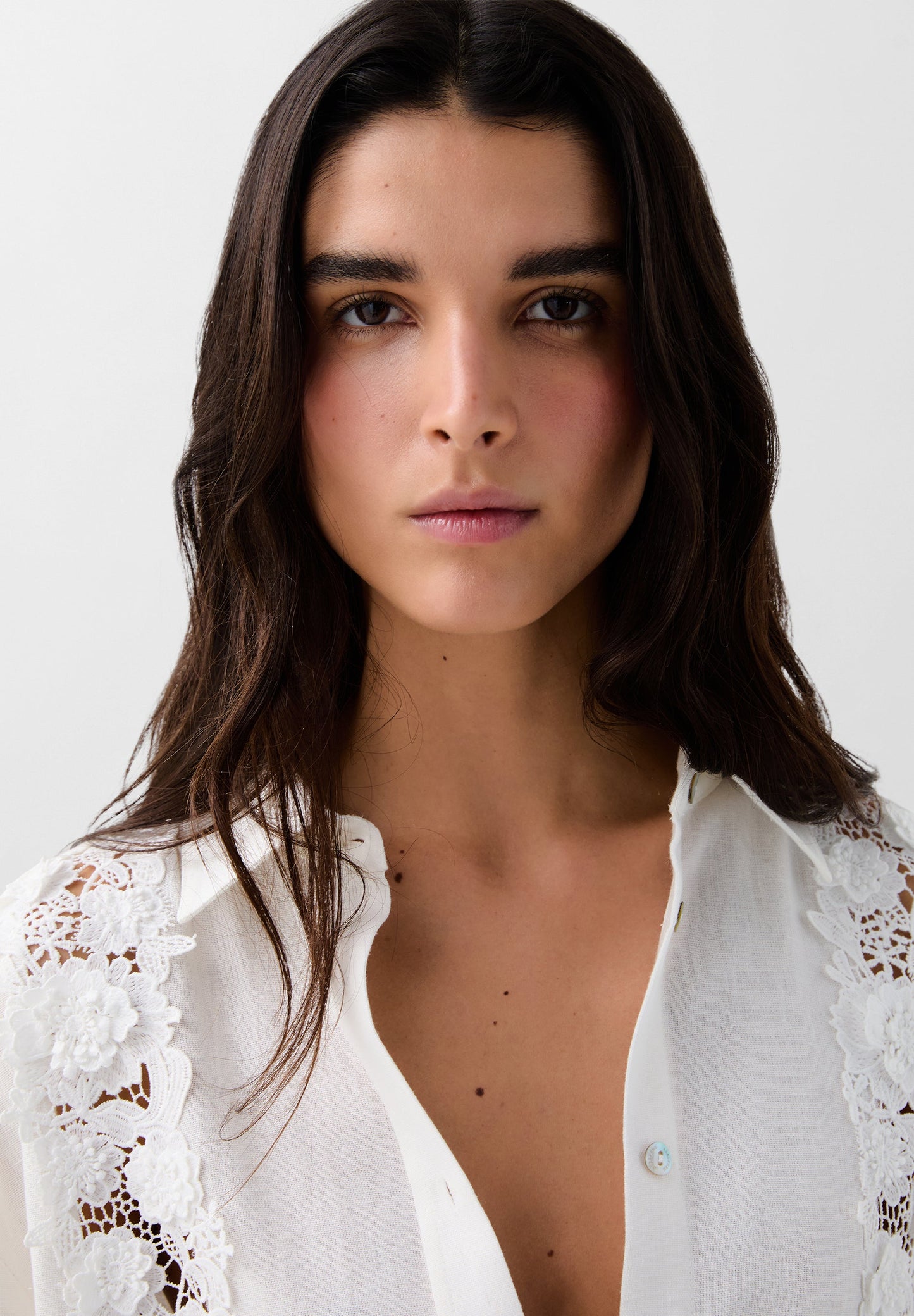 CAMISA COM DETALHES EM RENDA