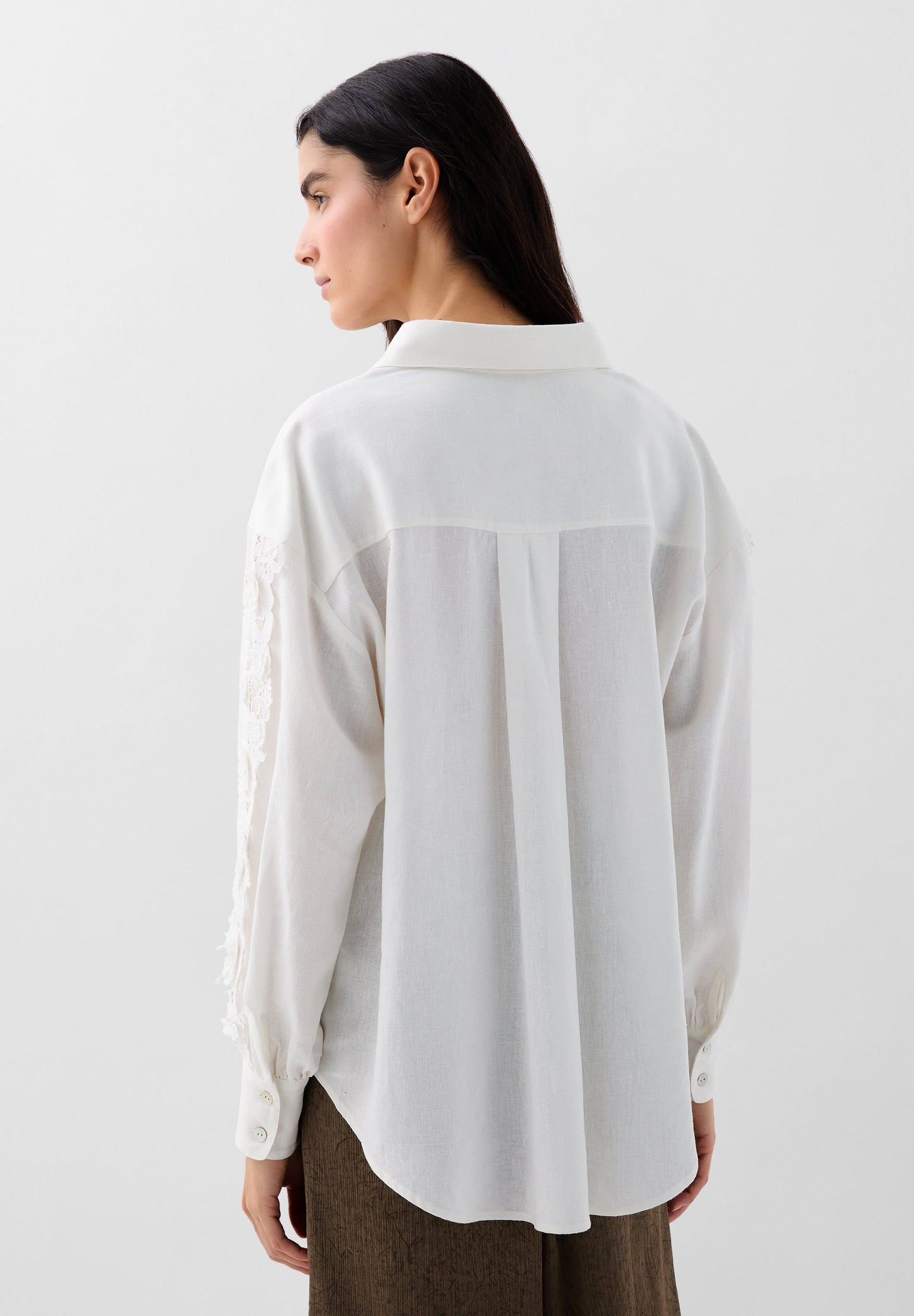 CAMISA COM DETALHES EM RENDA