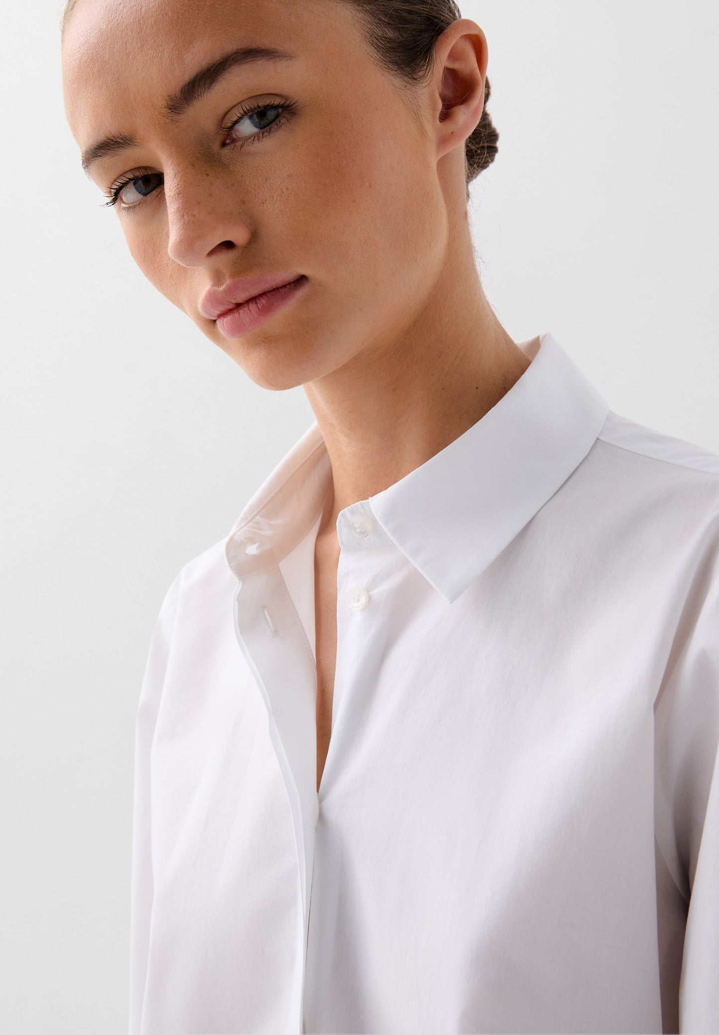 CAMISA COM PORMENORES PLISSADOS
