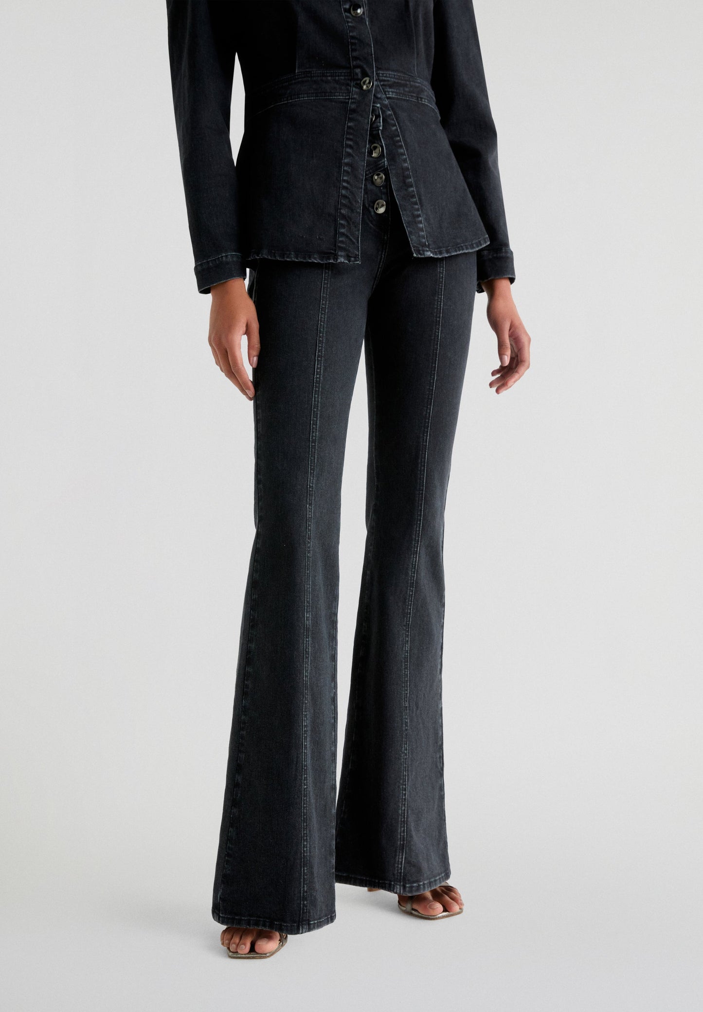 JEANS BOOTCUT COM BOTÕES