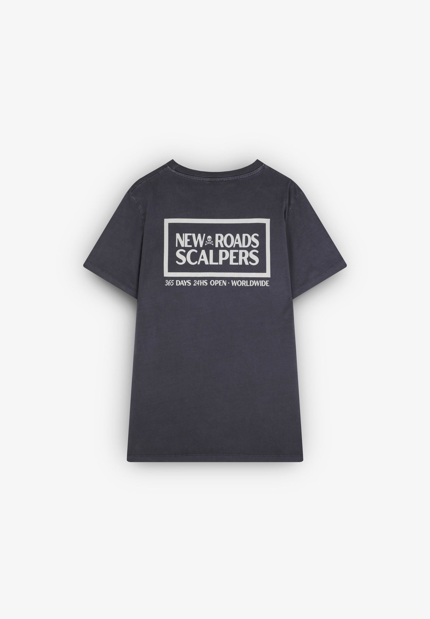 T-SHIRT COM PADRÃO ATRÁS