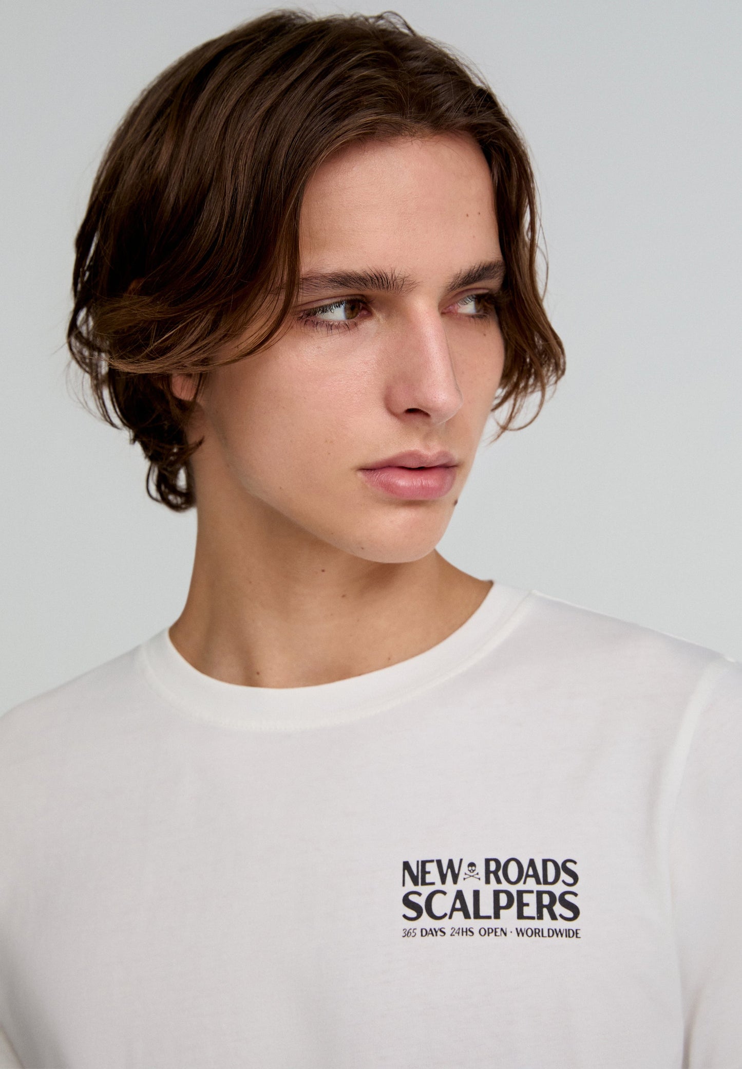 T-SHIRT COM PADRÃO ATRÁS