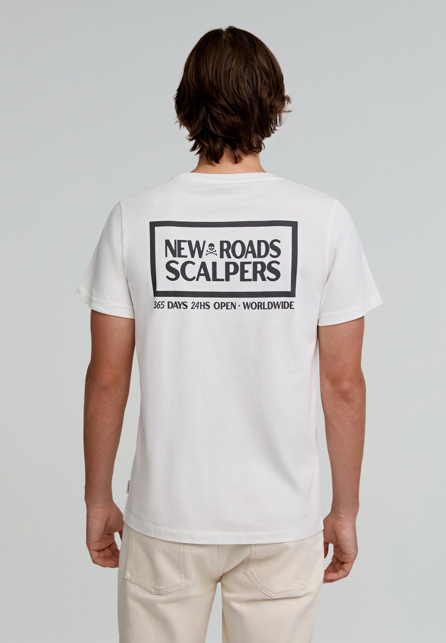 T-SHIRT COM PADRÃO ATRÁS