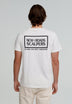 T-SHIRT COM PADRÃO ATRÁS