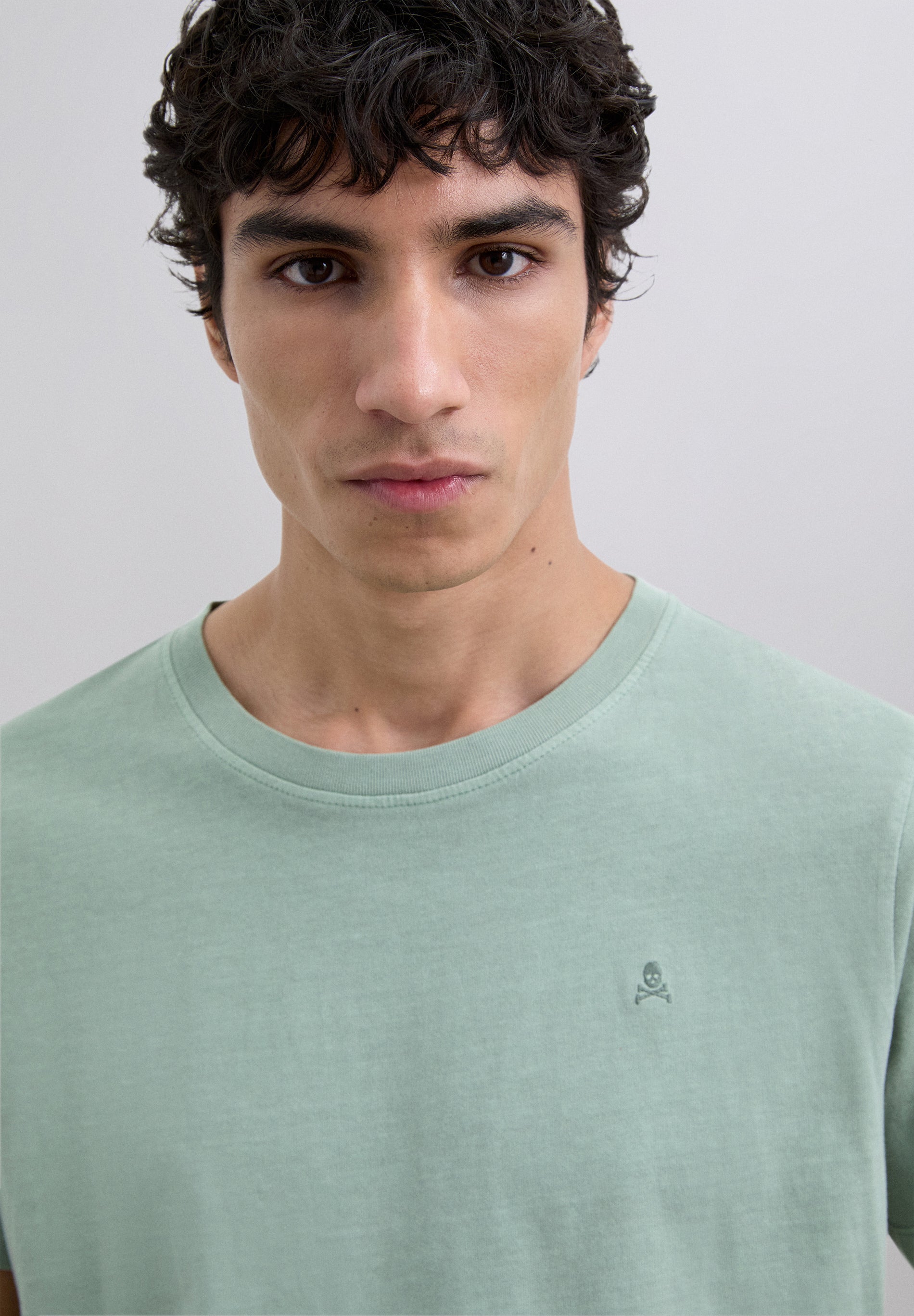 T-SHIRT COM SKULL BORDADA NO TOM