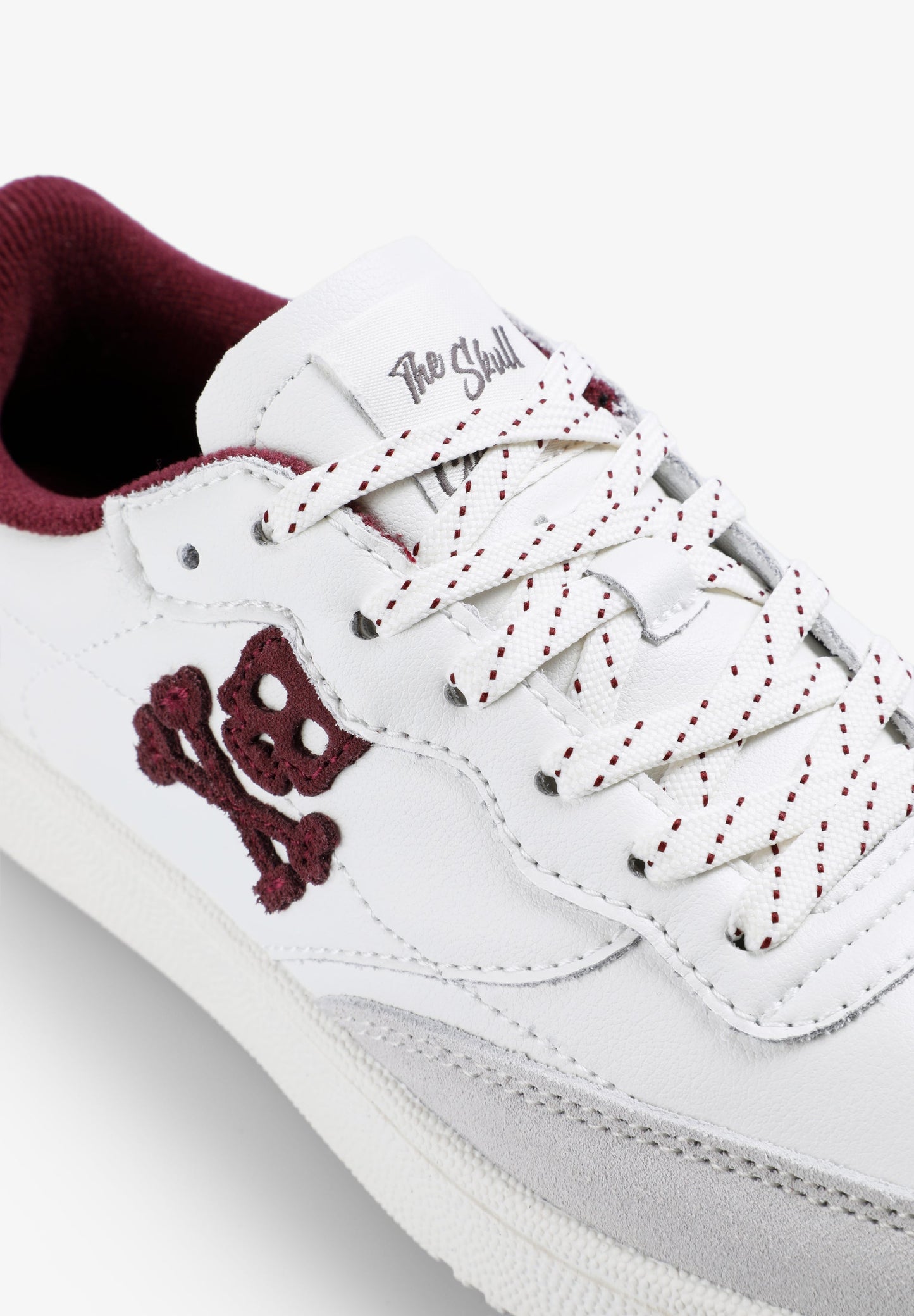 SNEAKERS EM PELE COM CONTRASTE