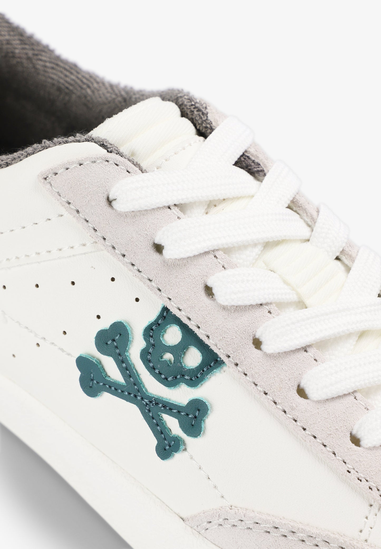 SAPATILHAS COM SKULL A CONTRASTAR