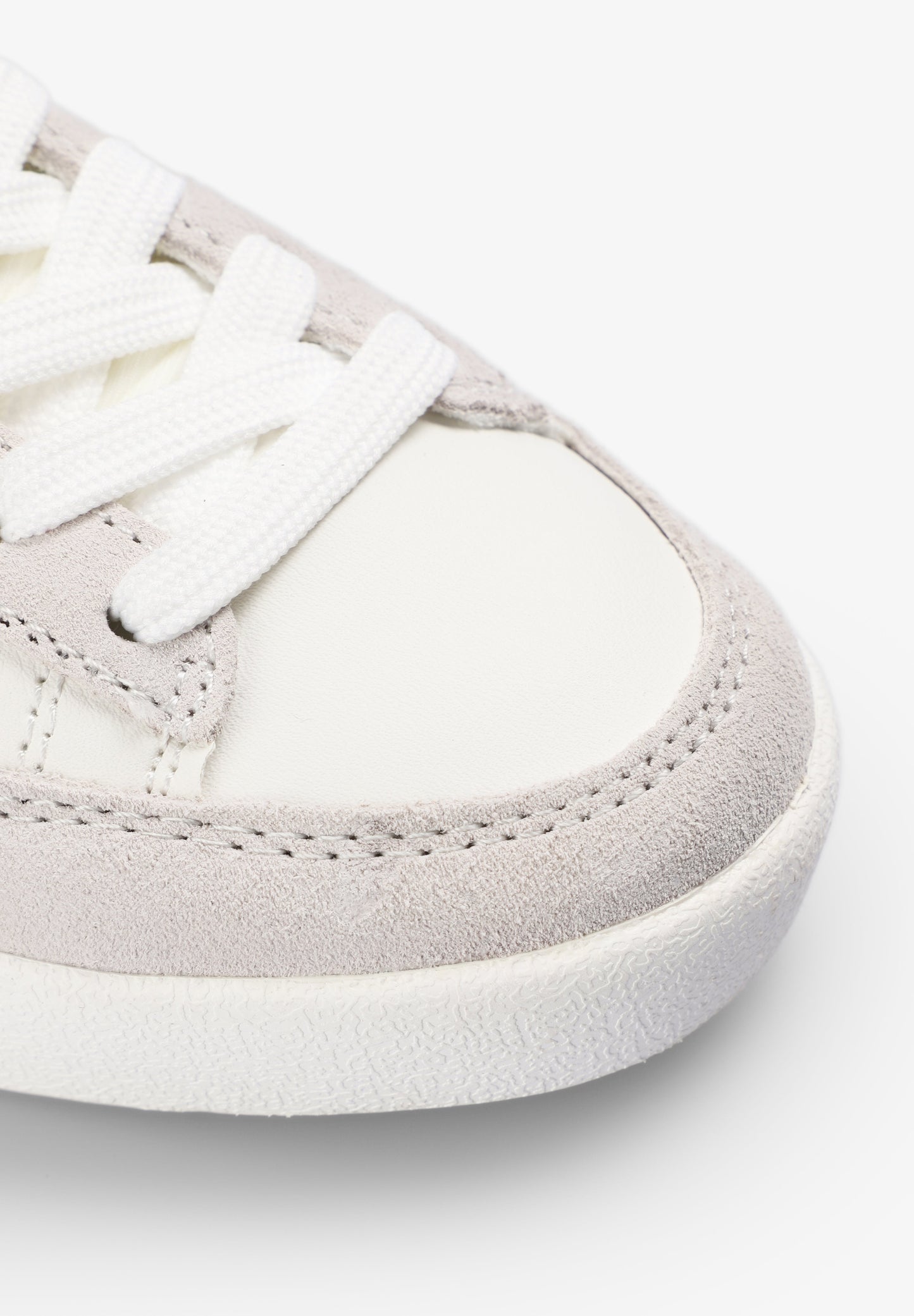 SAPATILHAS COM SKULL A CONTRASTAR