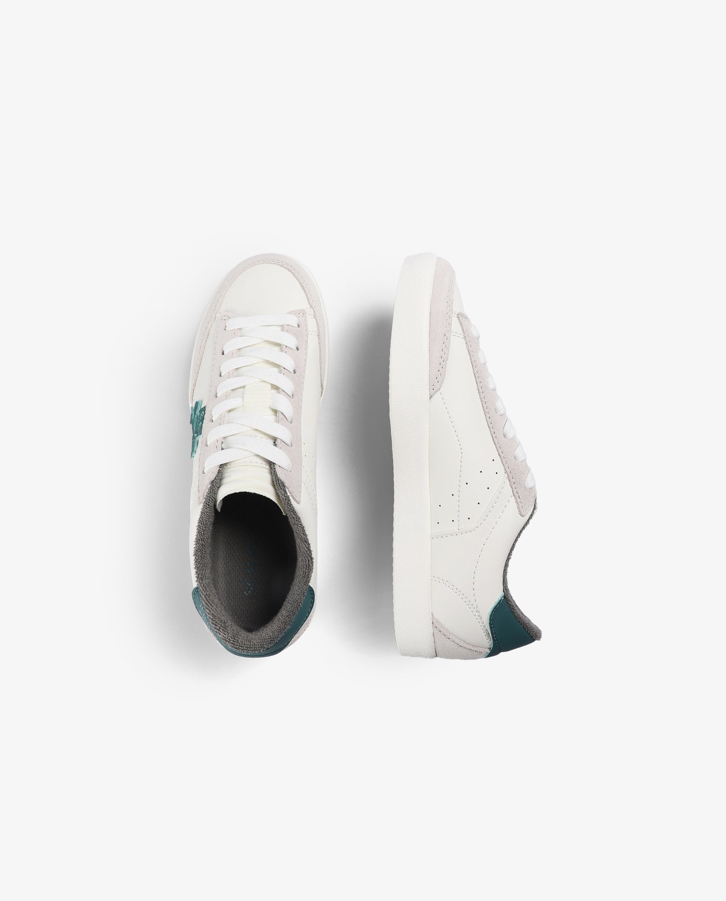 SAPATILHAS COM SKULL A CONTRASTAR