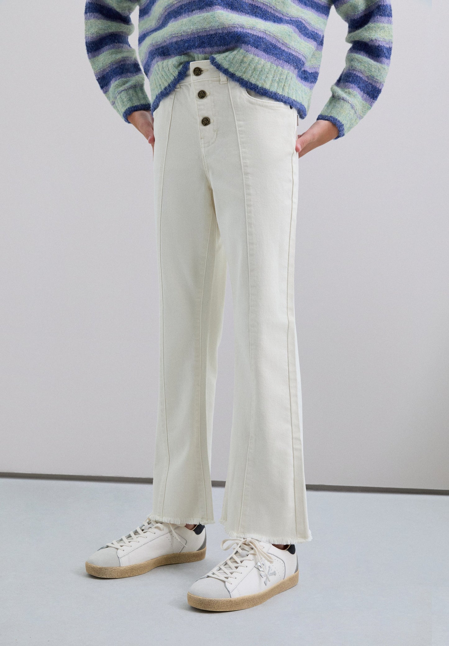 CALÇAS DENIM CORTE À BOCA DE SINO