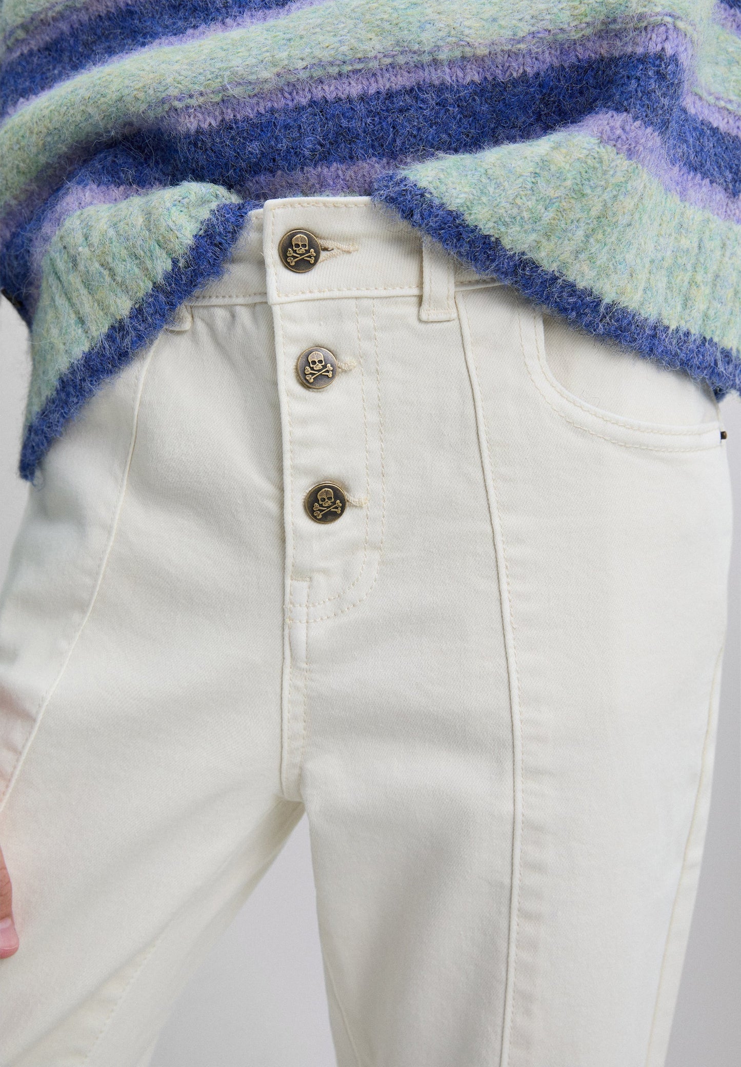 CALÇAS DENIM CORTE À BOCA DE SINO