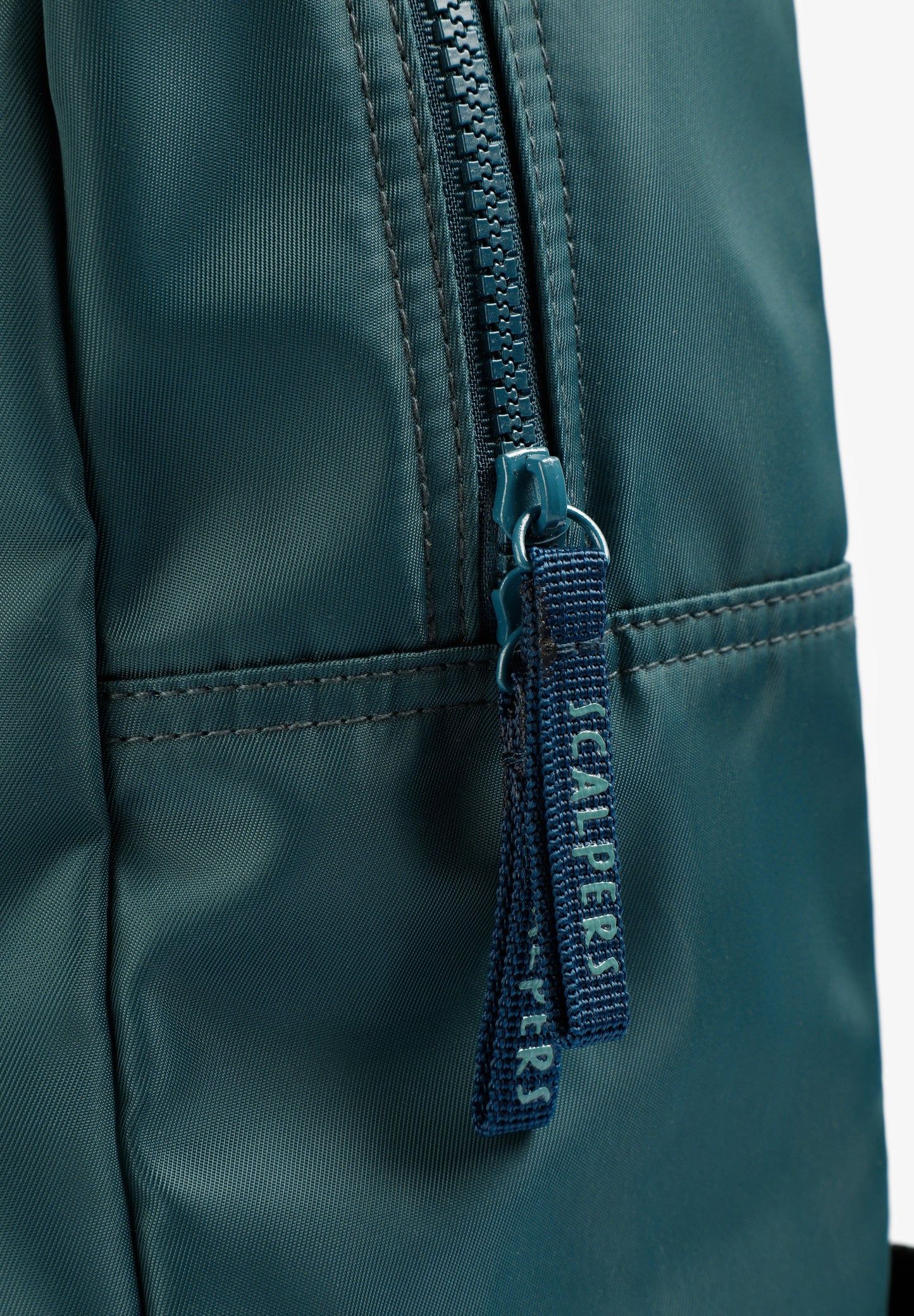 MOCHILA COM PADRÃO E LOGÓTIPO