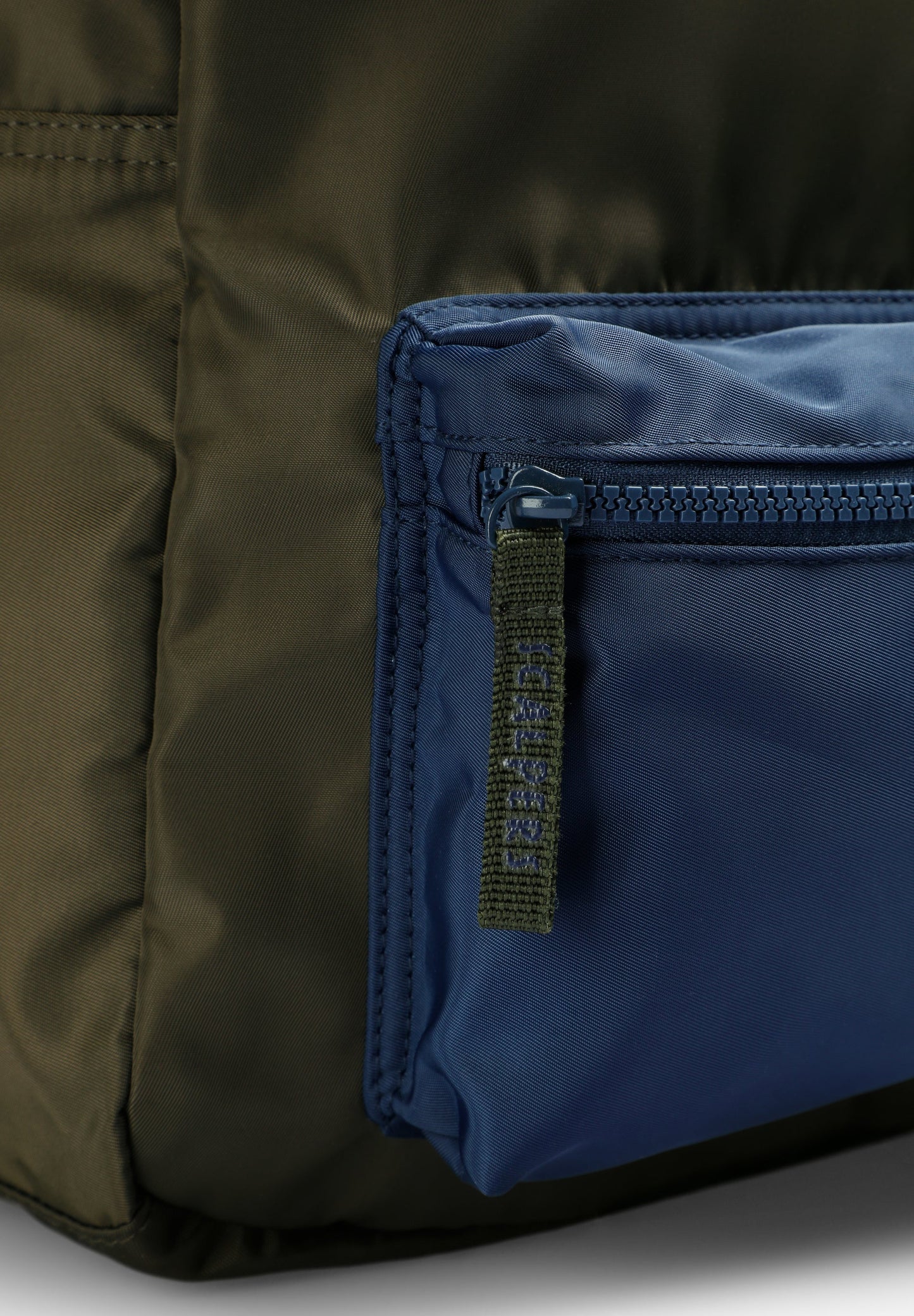 MOCHILA COM PADRÃO E LOGÓTIPO