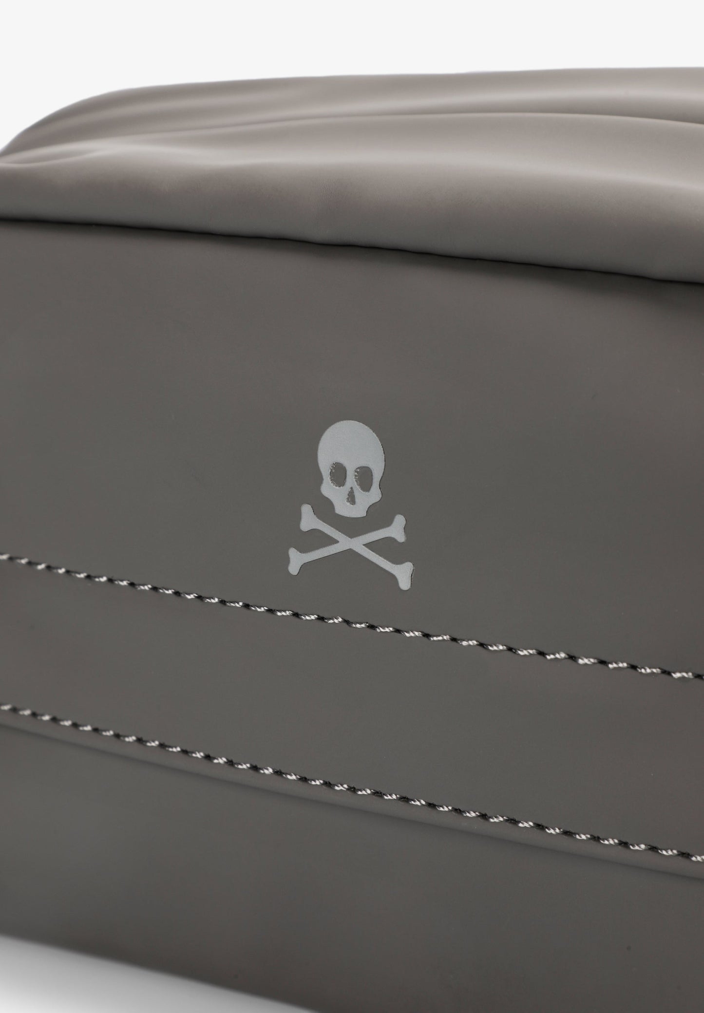 NECESSAIRE COM LOGÓTIPO REFLETOR