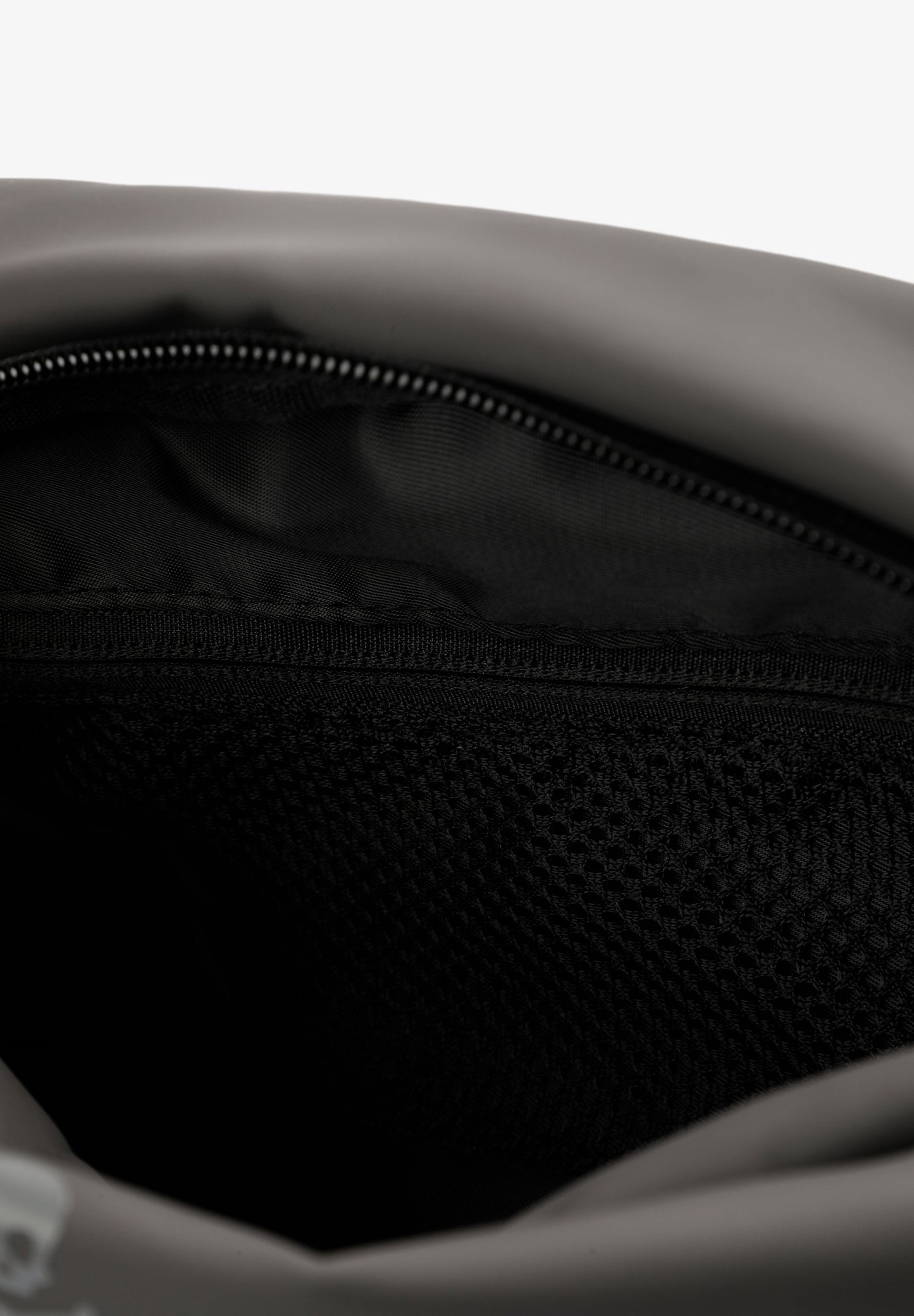 NECESSAIRE COM LOGÓTIPO REFLETOR