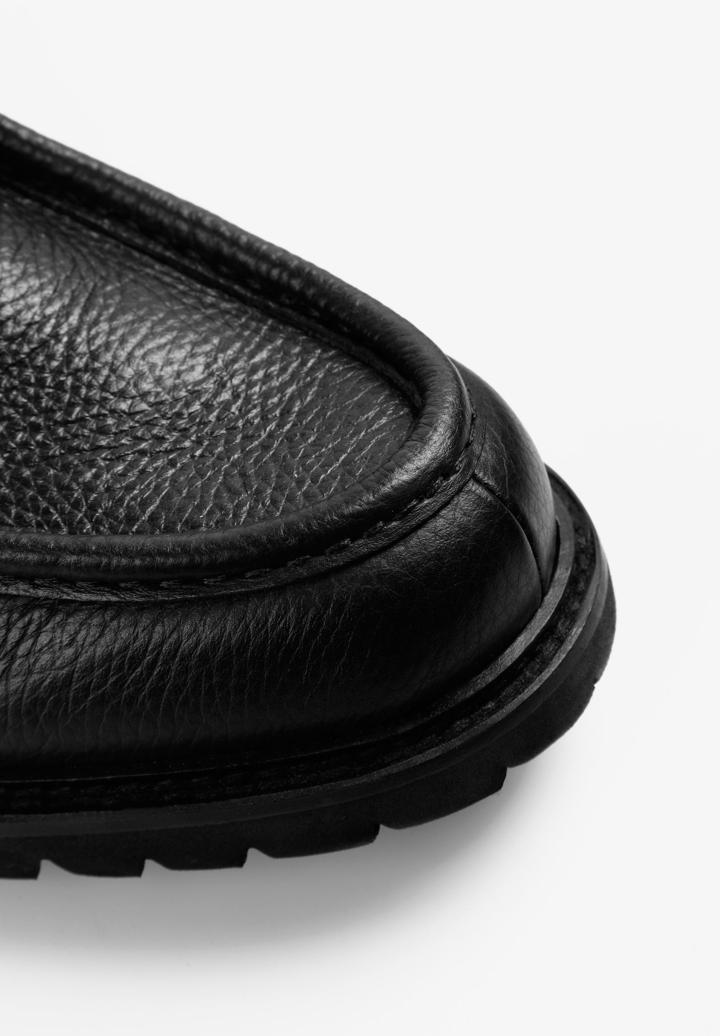 SAPATOS DE PELE COM SOLA DENTADA