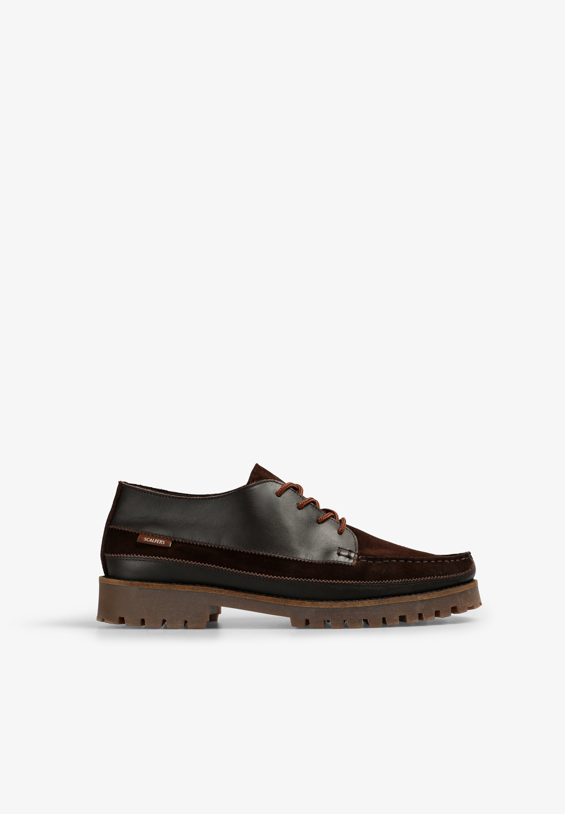 SAPATOS DE PELE COM SOLA DENTADA