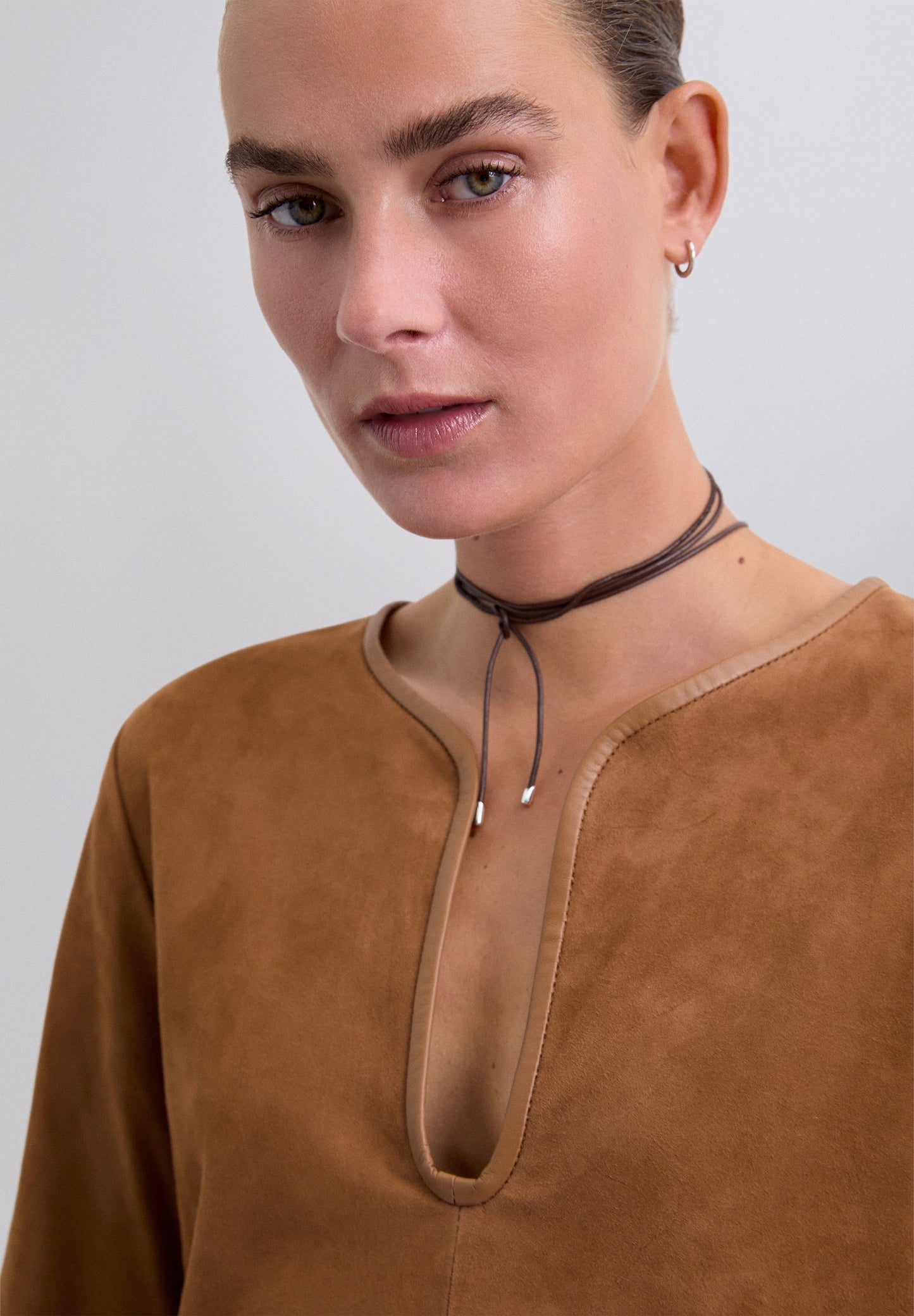 MINI VESTIDO EM PELE DE CAMURÇA