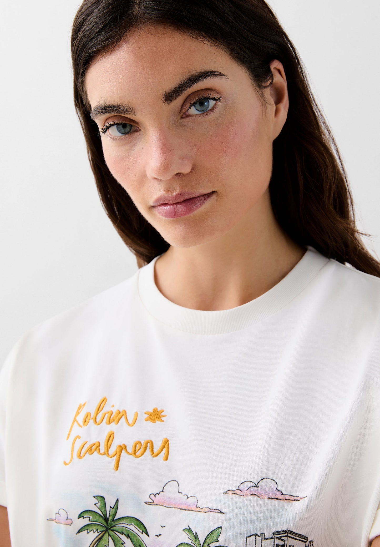 T-SHIRT ESTAMPADA BORDADA