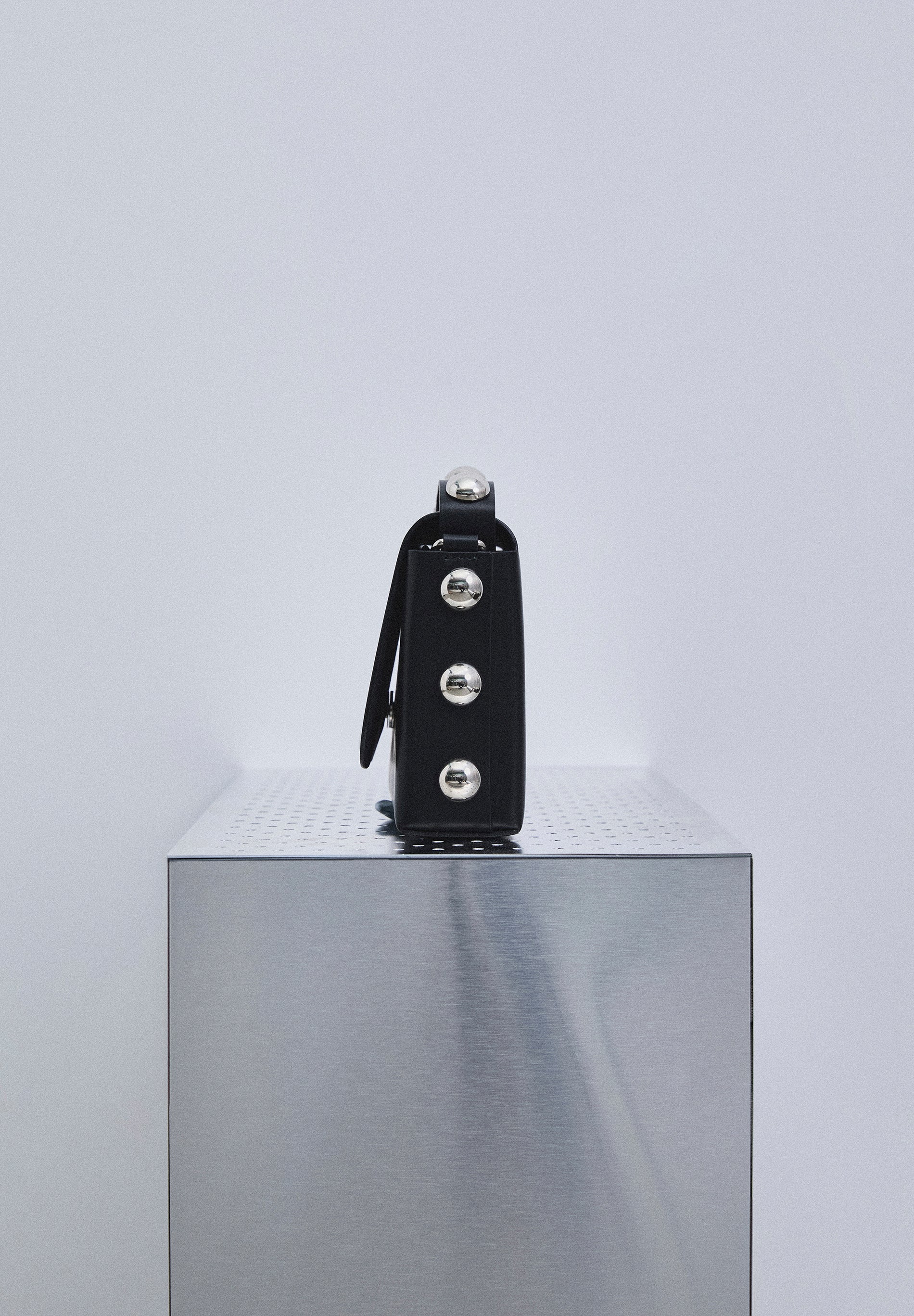 BOLSA MINI 100% PELE STUDS