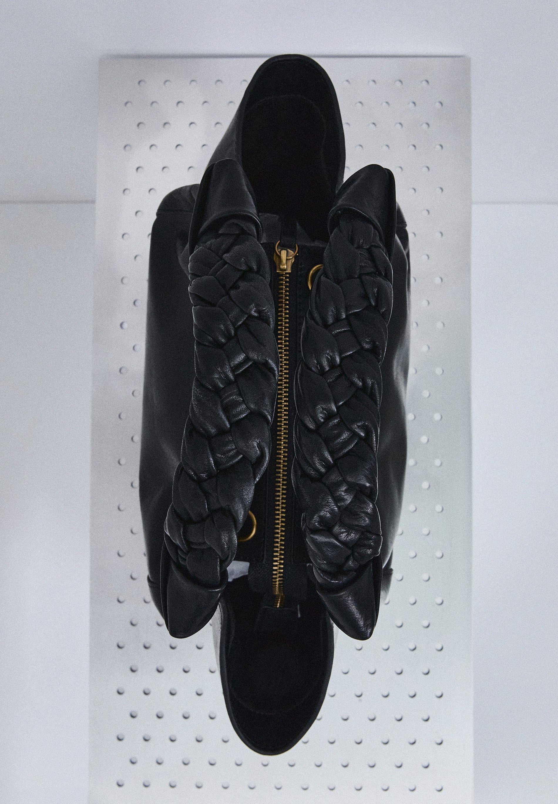 BOLSA MINI EM PELE COM ALÇA TRANÇADA