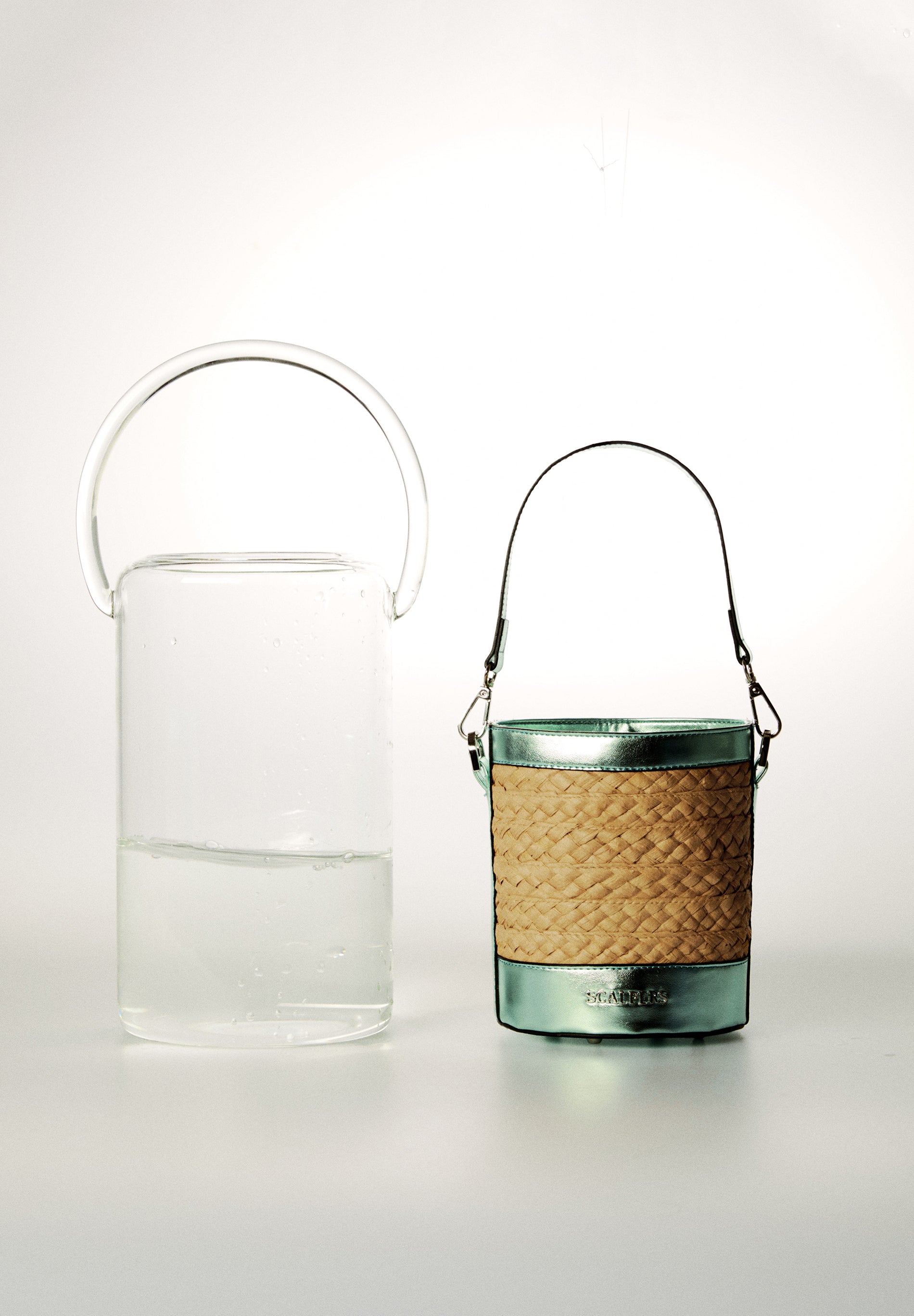 BUCKET BAG RÁFIA PORMENOR METALIZADO
