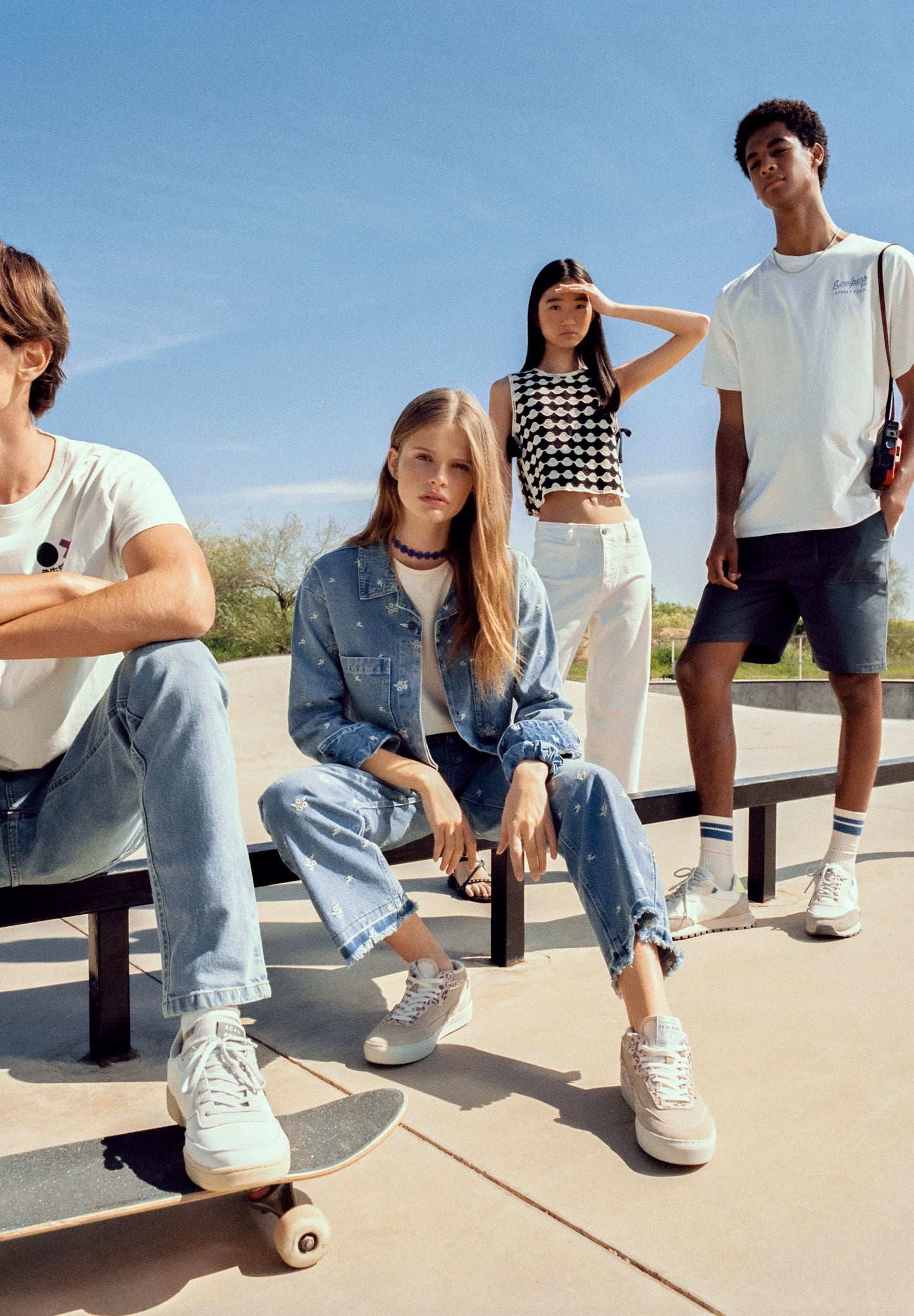CASACO EM DENIM COM PORMENORES BORDADOS