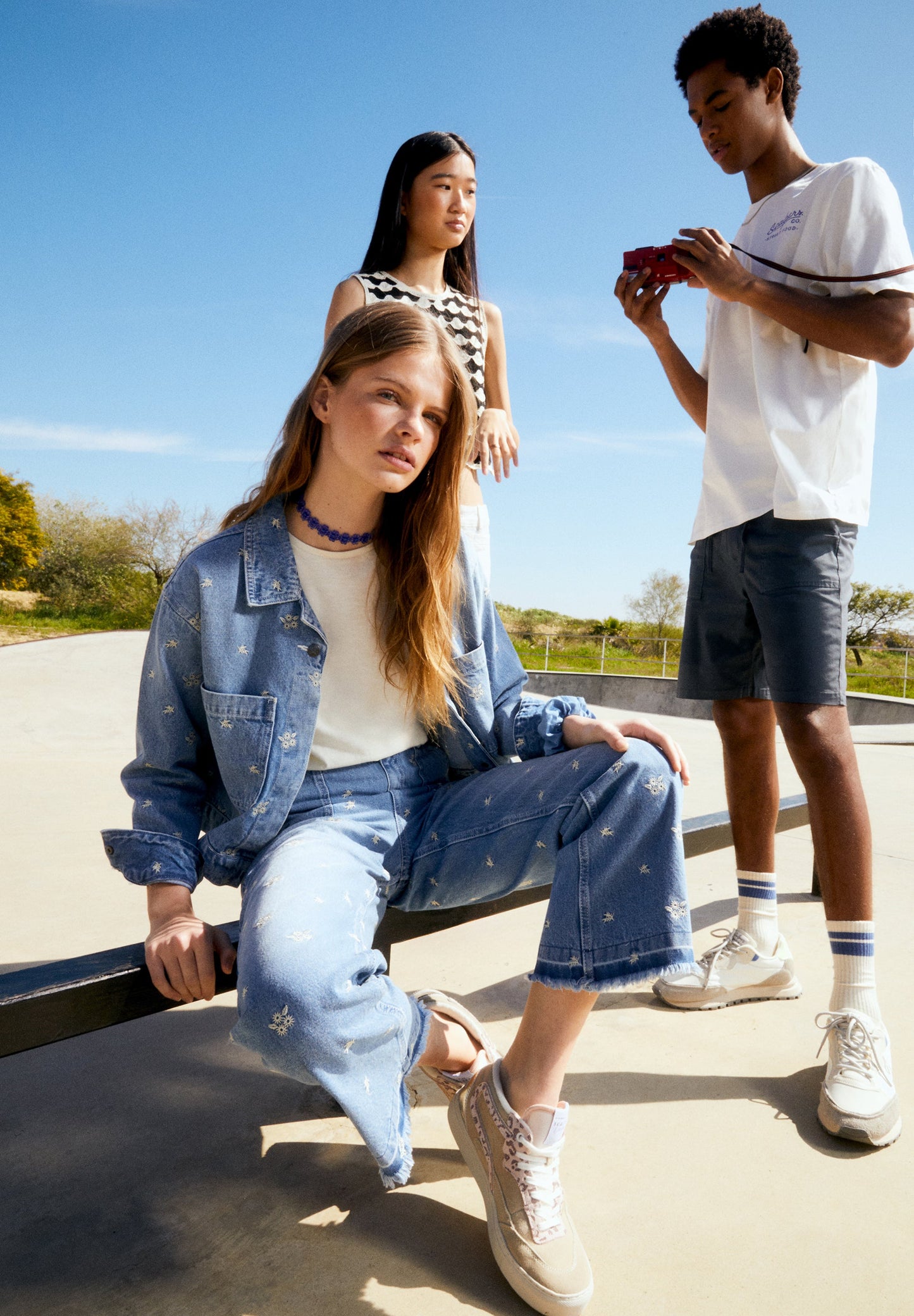 CASACO EM DENIM COM PORMENORES BORDADOS