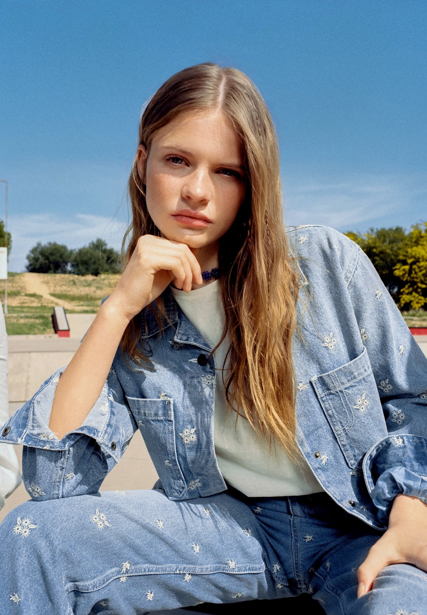 CASACO EM DENIM COM PORMENORES BORDADOS