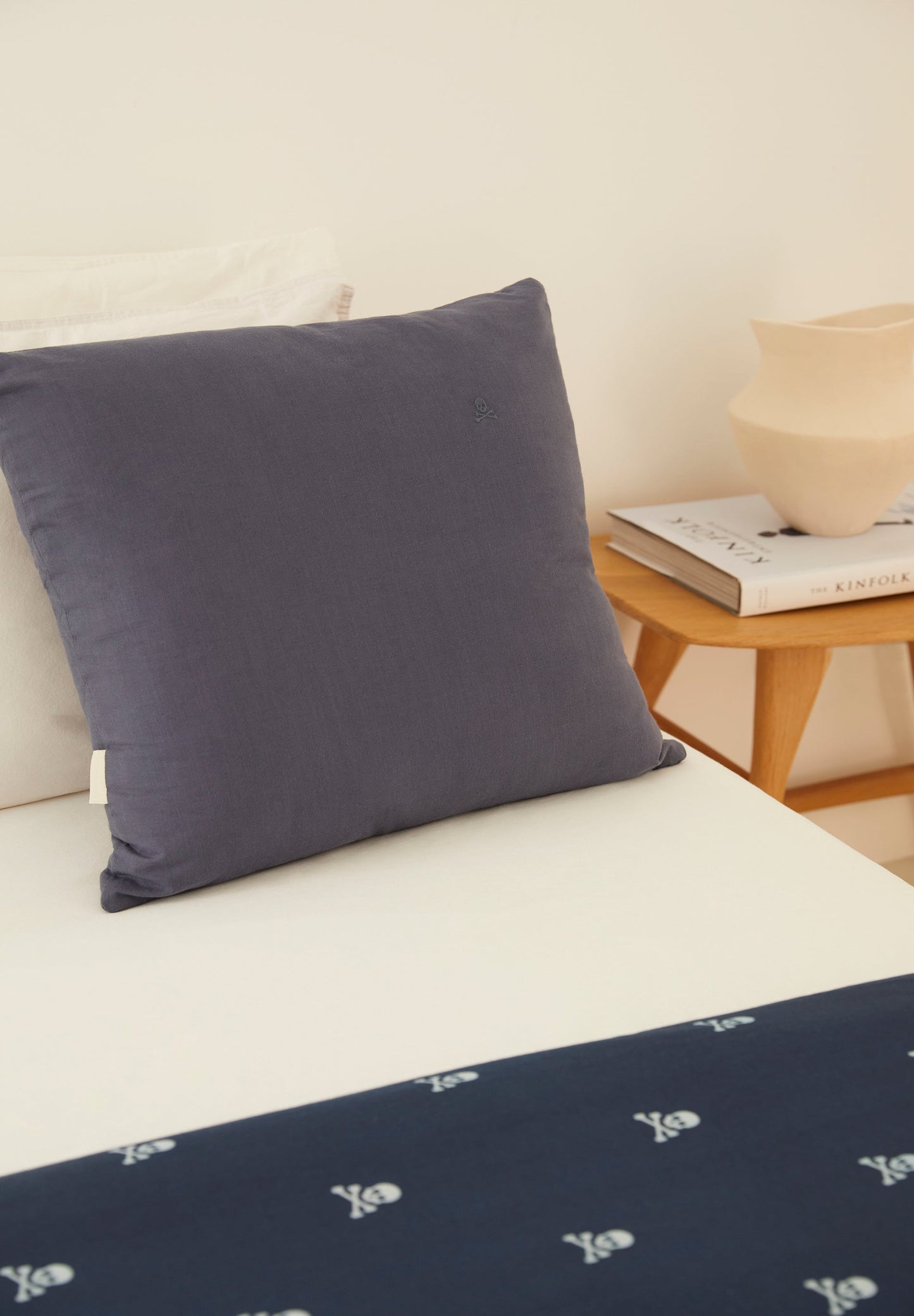 CAMA 150 CM | CONJUNTO DE CAPA DE EDREDÃO E ALMOFADAS SKULLS