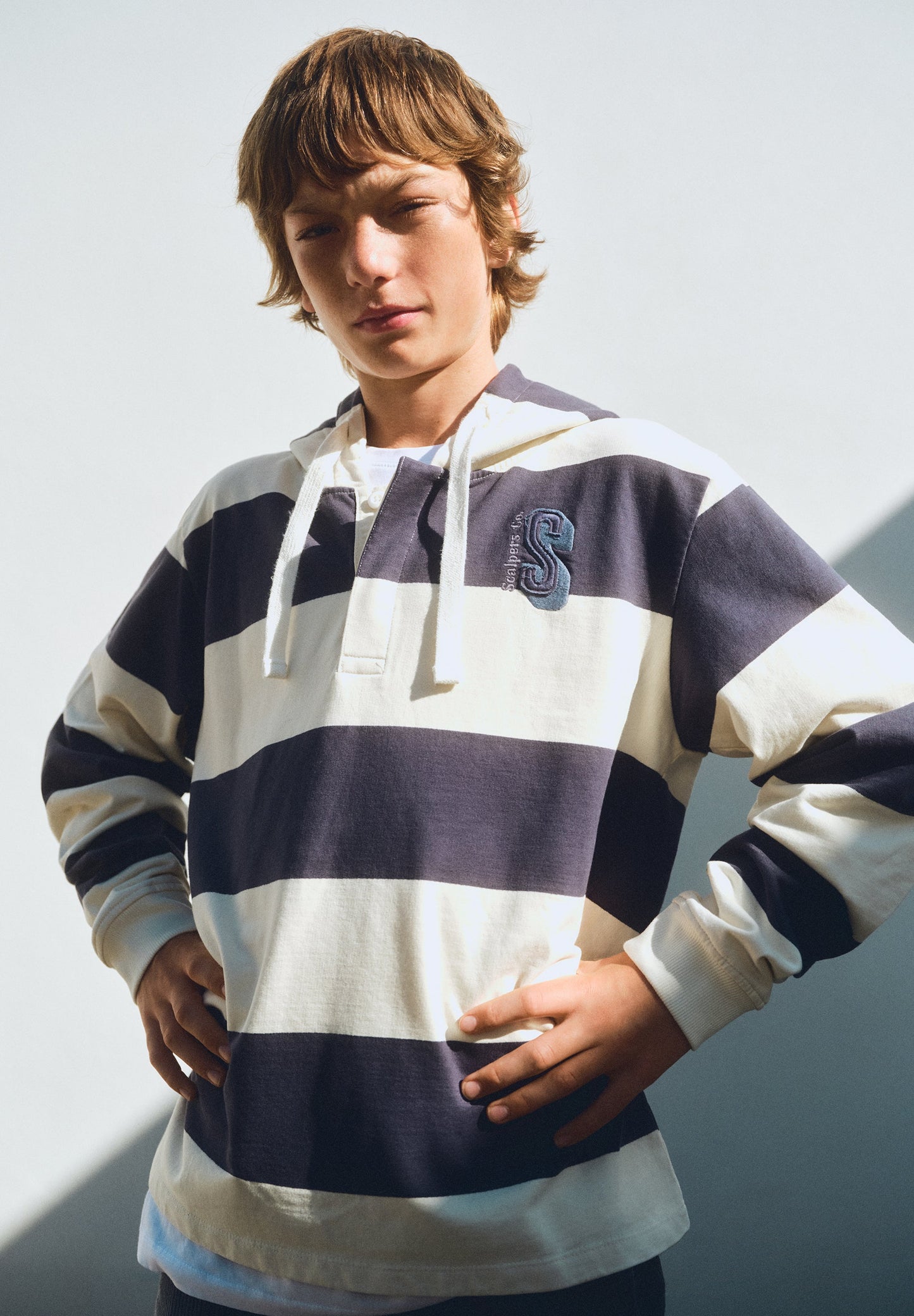 SWEATSHIRT ÀS RISCAS DE CAPUZ COM SKULL