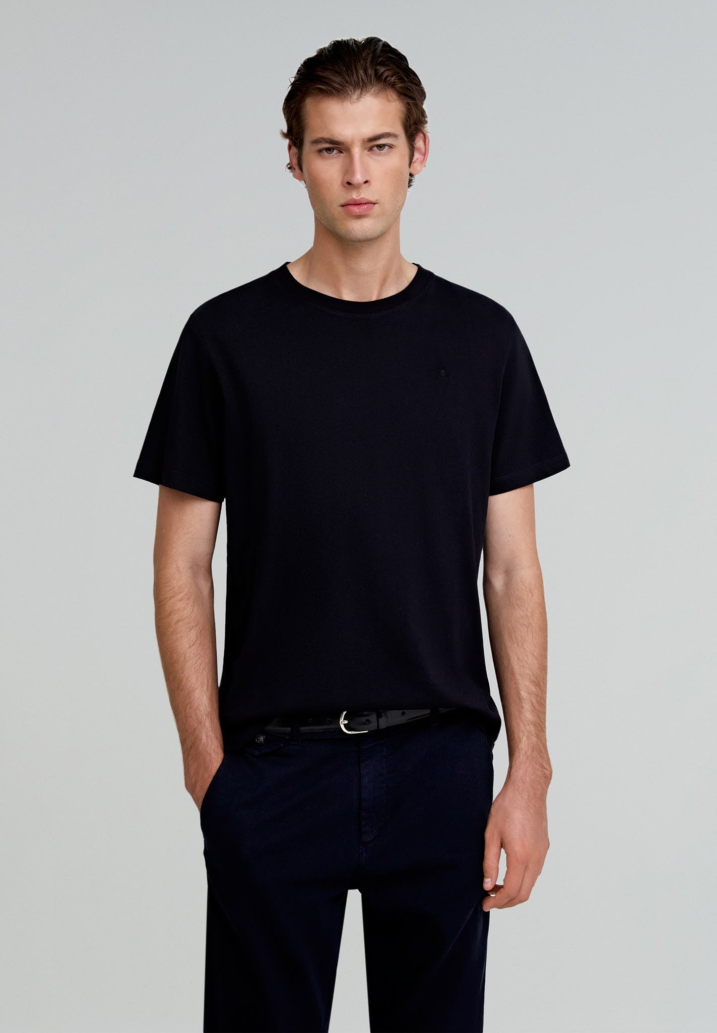 T-SHIRT BÁSICA COM SKULL