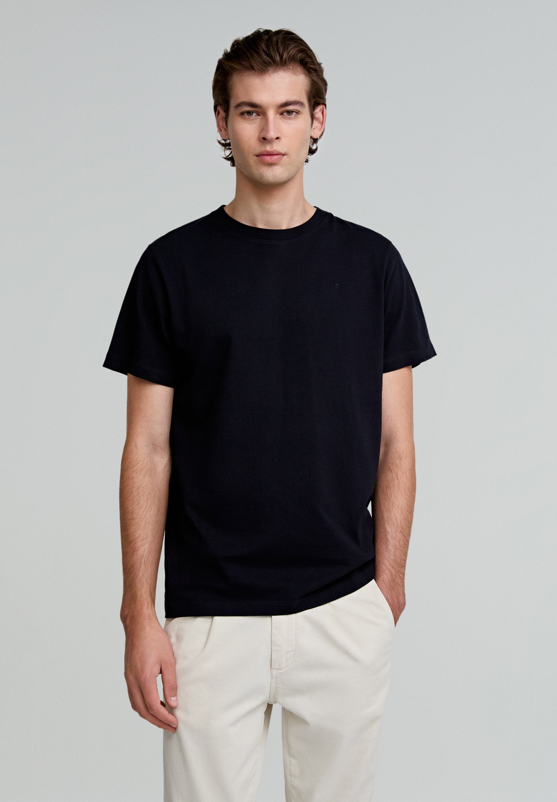 T-SHIRT BÁSICA COM SKULL