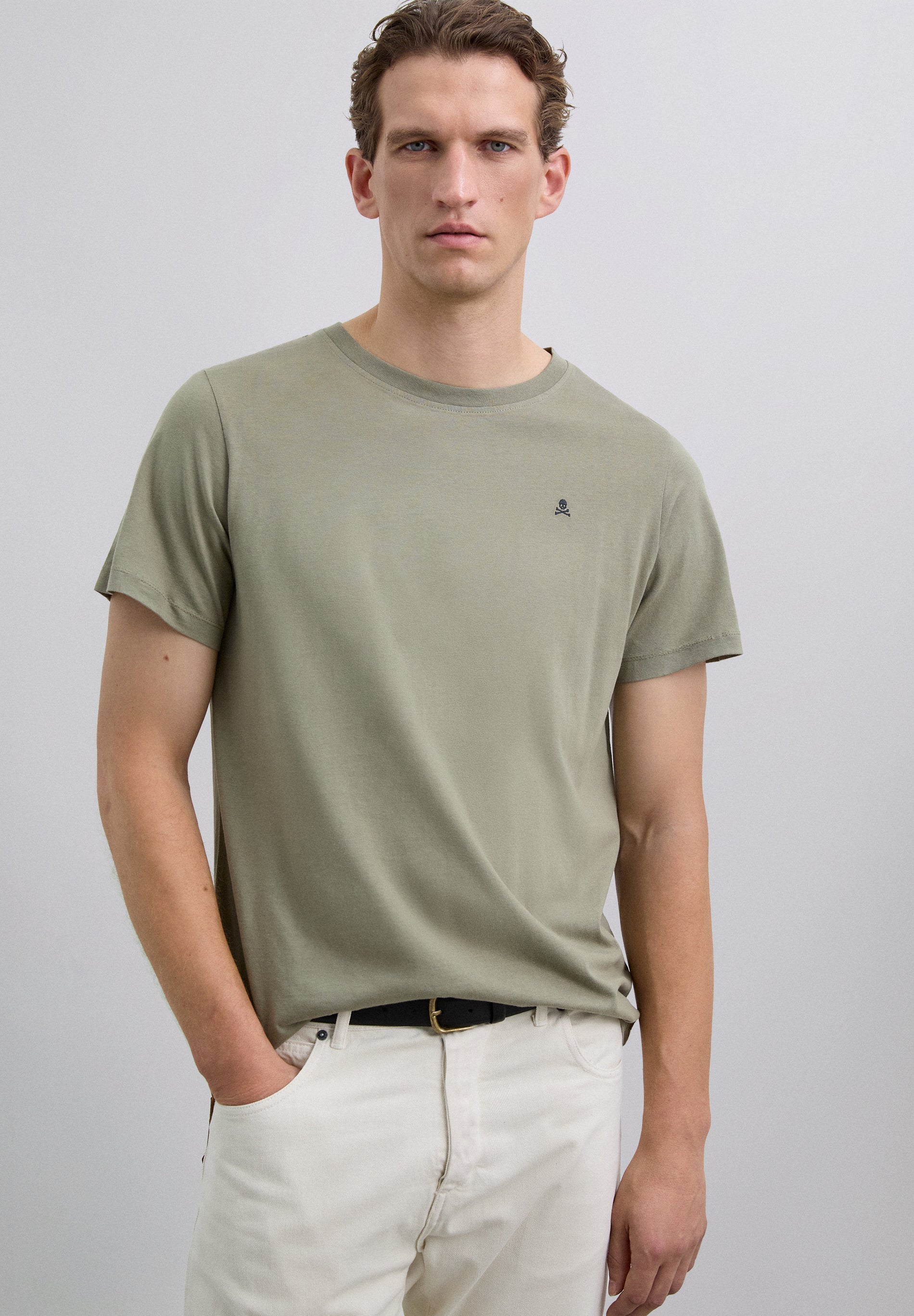 T-SHIRT COM LOGÓTIPO BORDADO