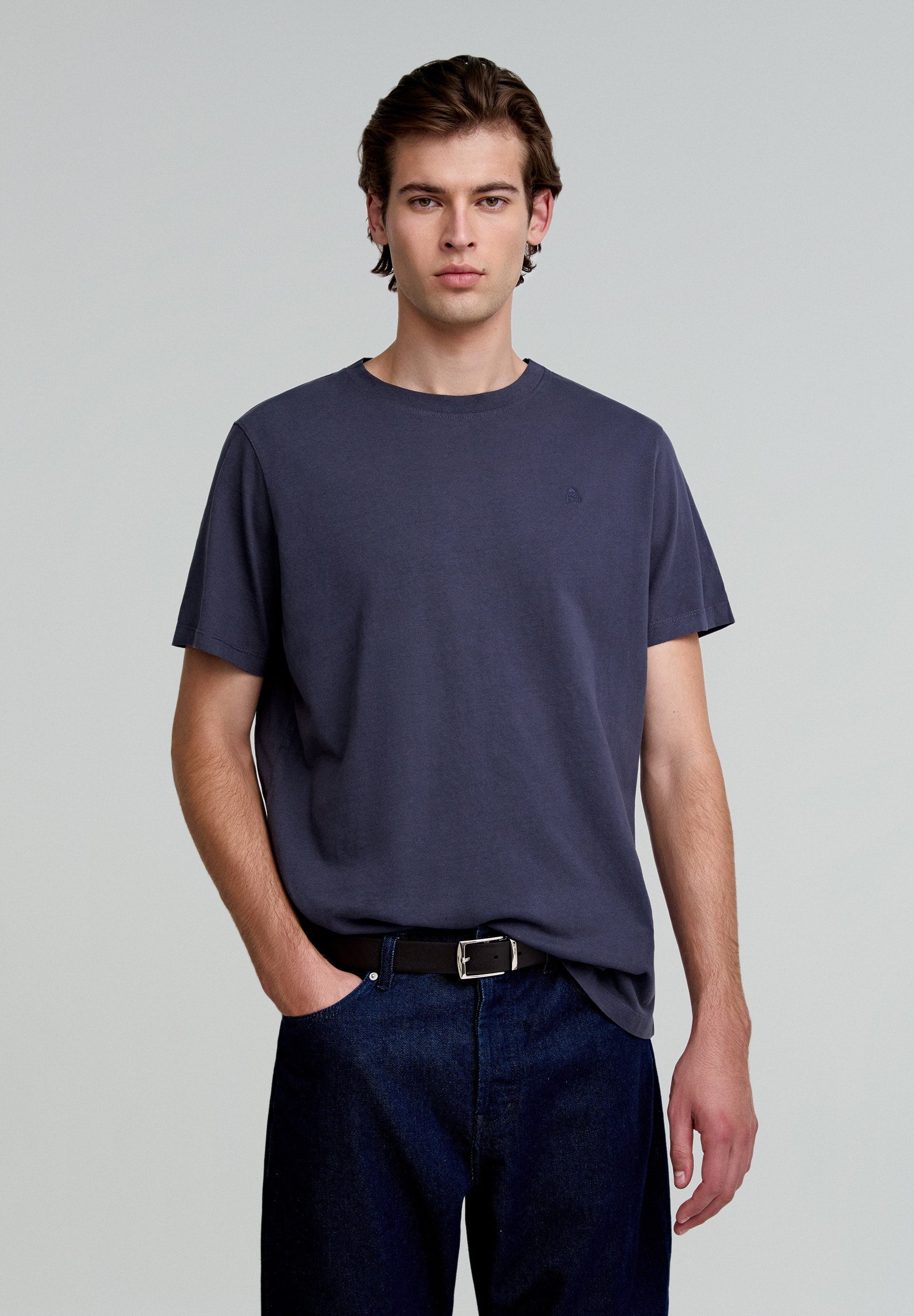 T-SHIRT BÁSICA COM SKULL