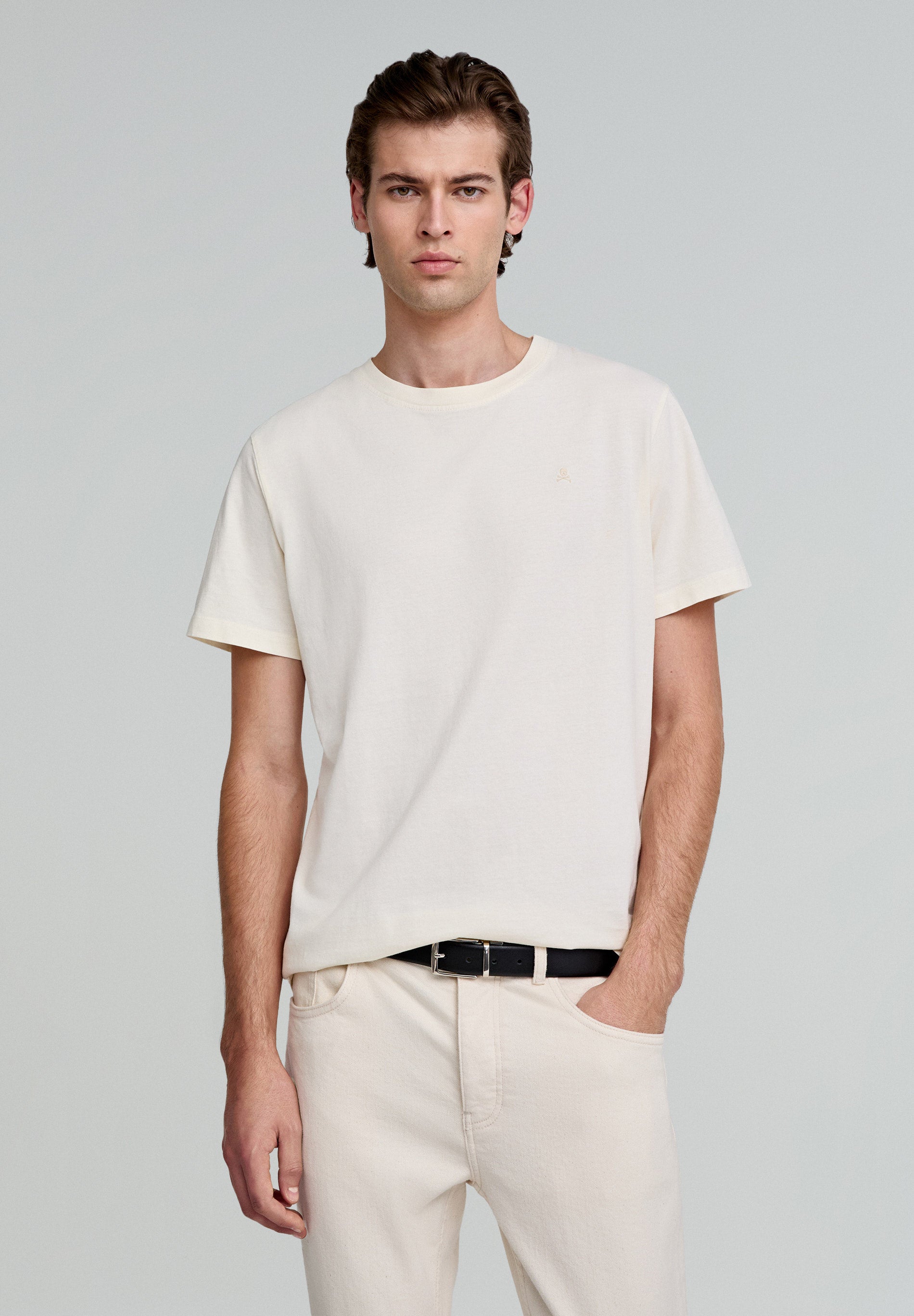 T-SHIRT BÁSICA COM SKULL