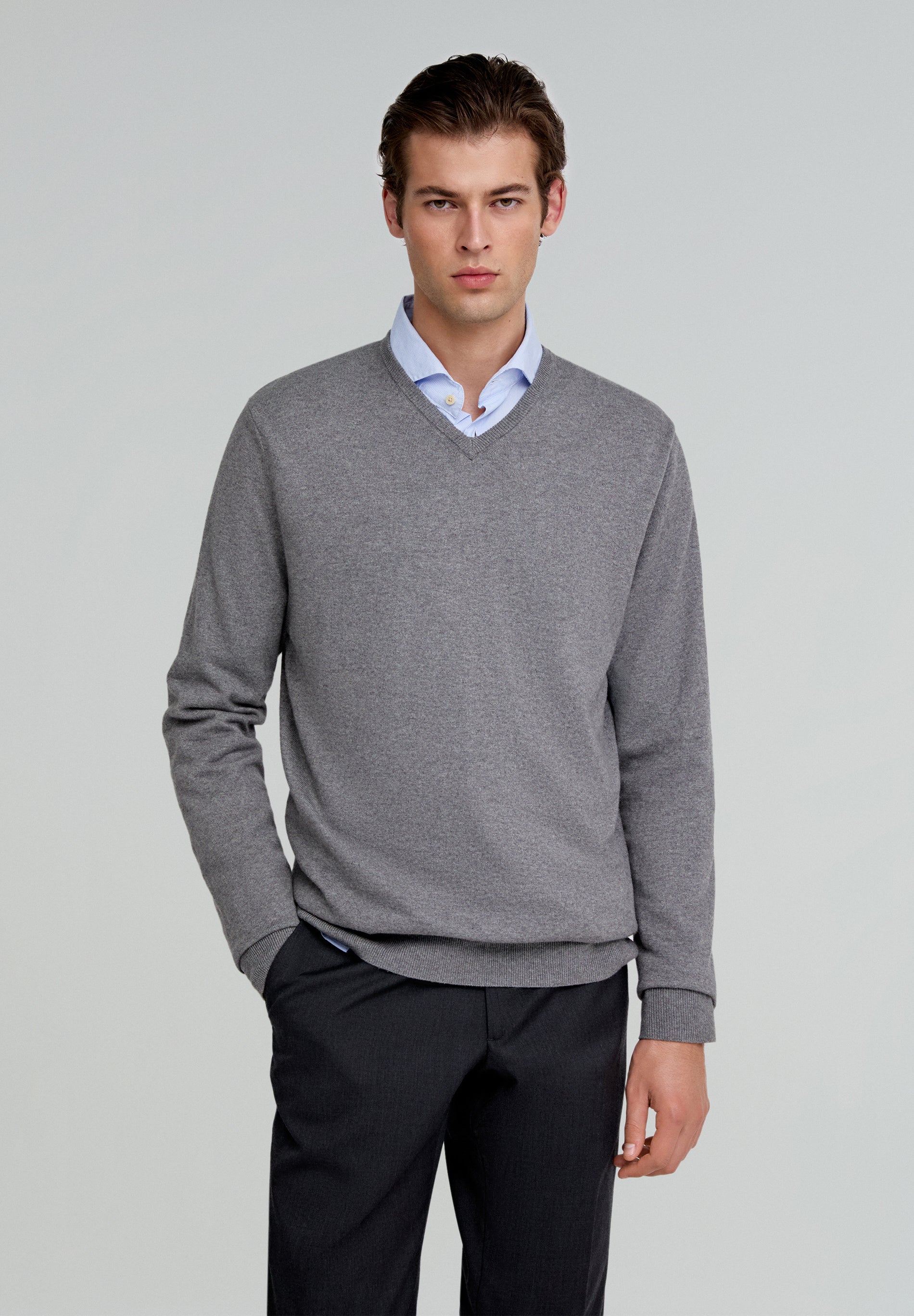 SWEATER GOLA EM BICO COM LOGÓTIPO