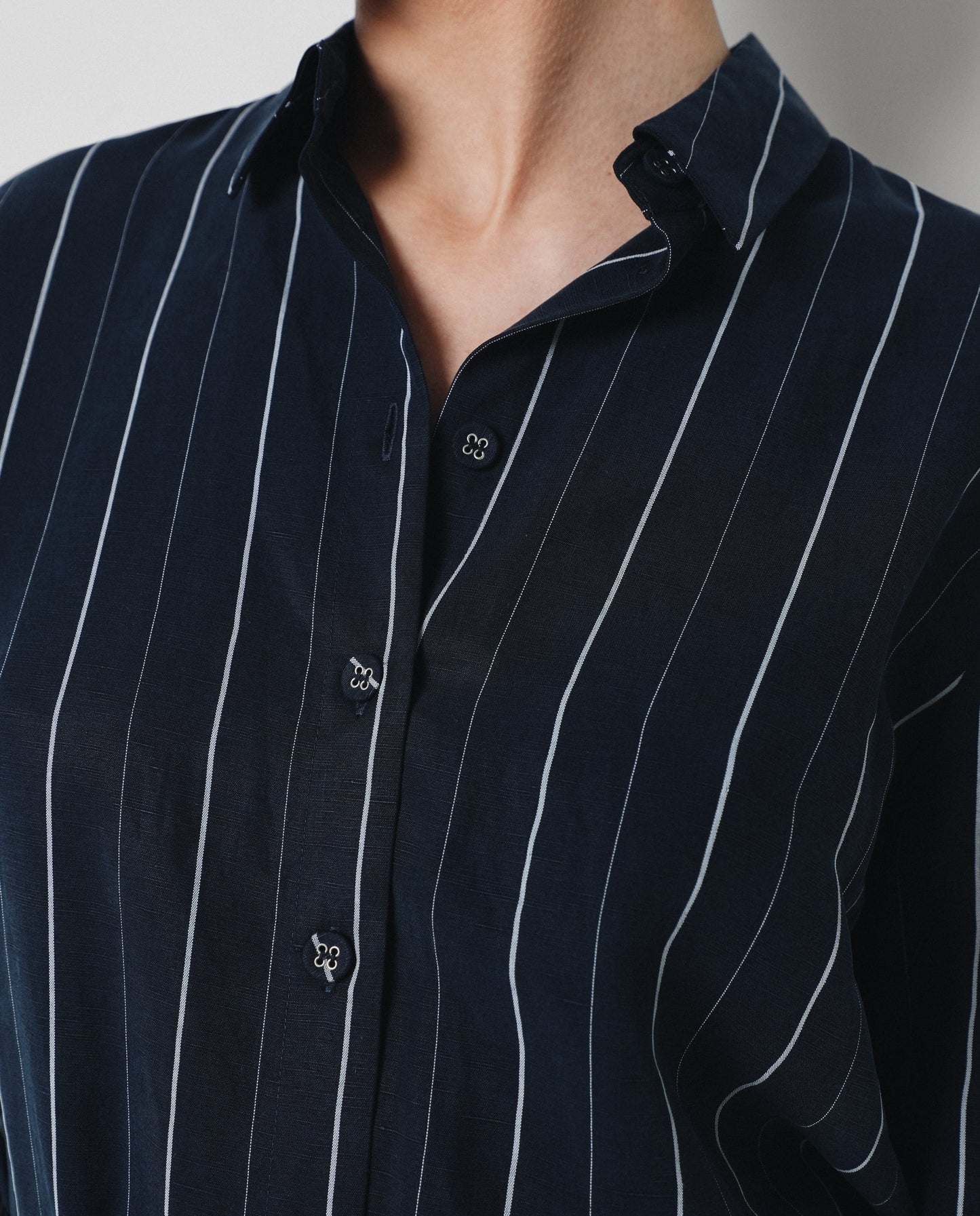 VESTIDO COM RISCAS DIPLOMÁTICAS