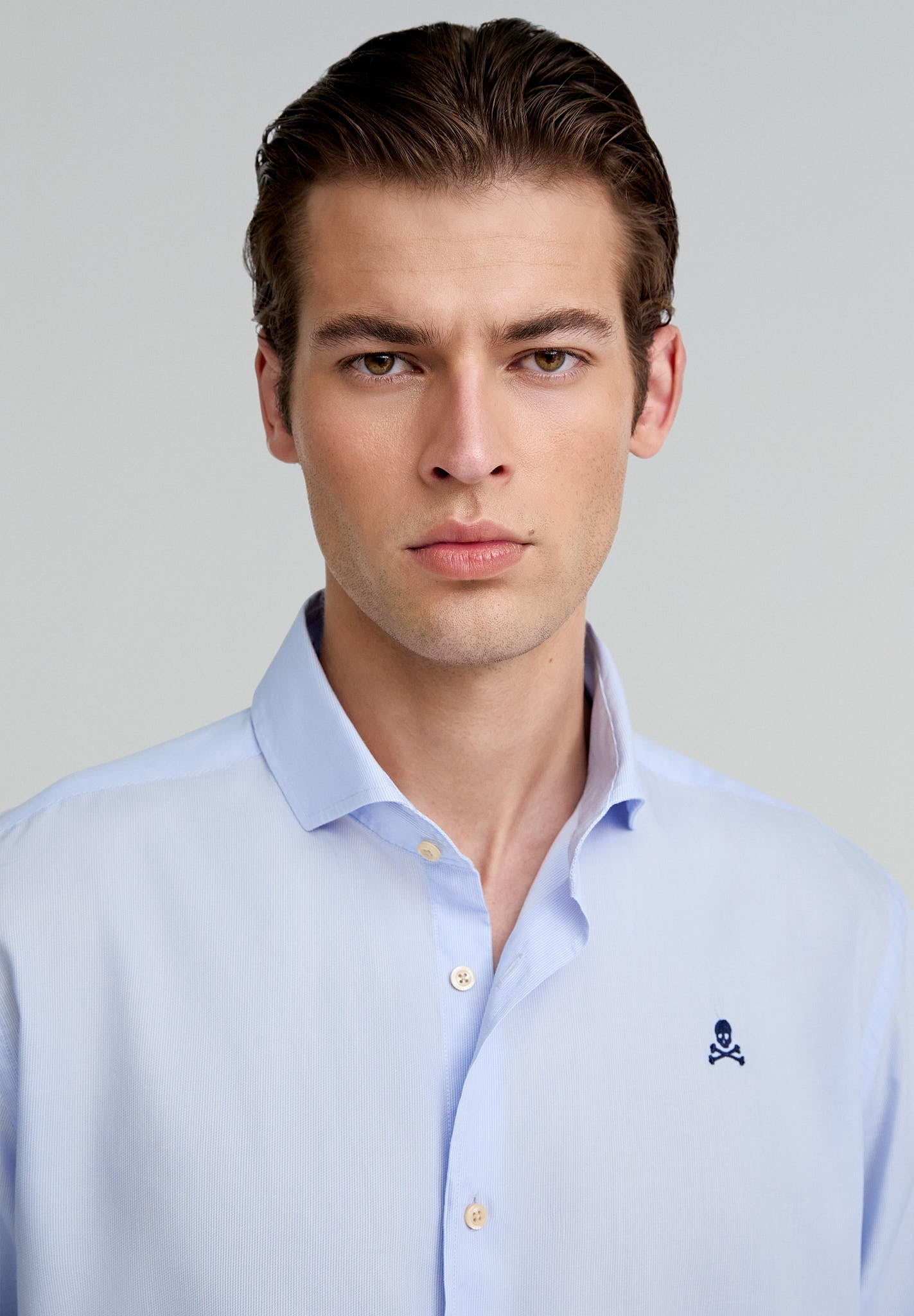 CAMISA CLÁSSICA ÀS RISCAS COM SKULL EM CONTRASTE