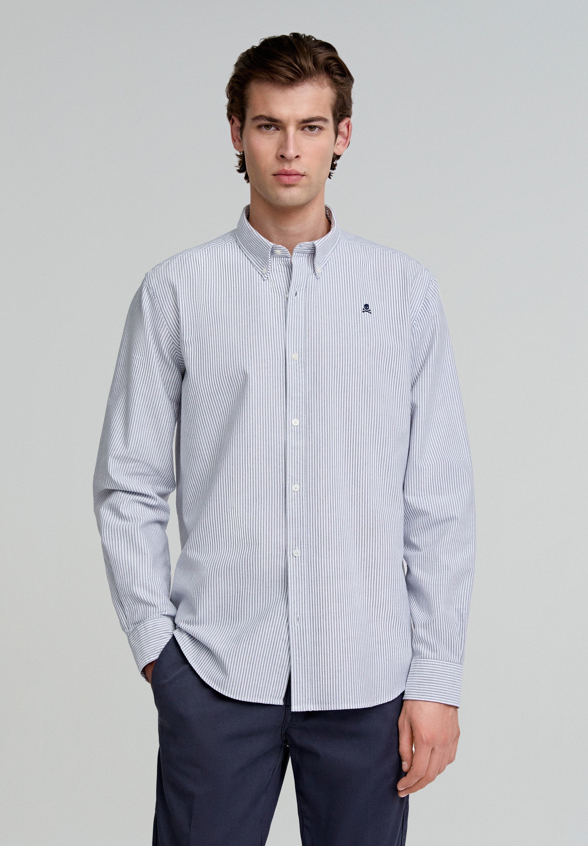 CAMISA OXFORD COM LOGÓTIPO A CONTRASTAR